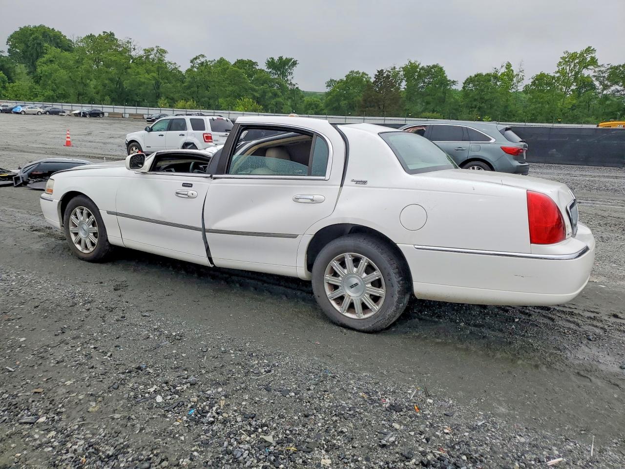 2009 Lincoln Town Car Signature Limited White vin: 2LNHM82V49X618785