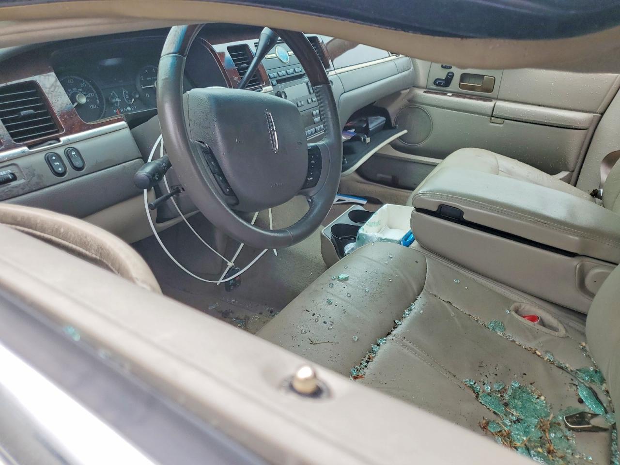 2009 Lincoln Town Car Signature Limited White vin: 2LNHM82V49X618785