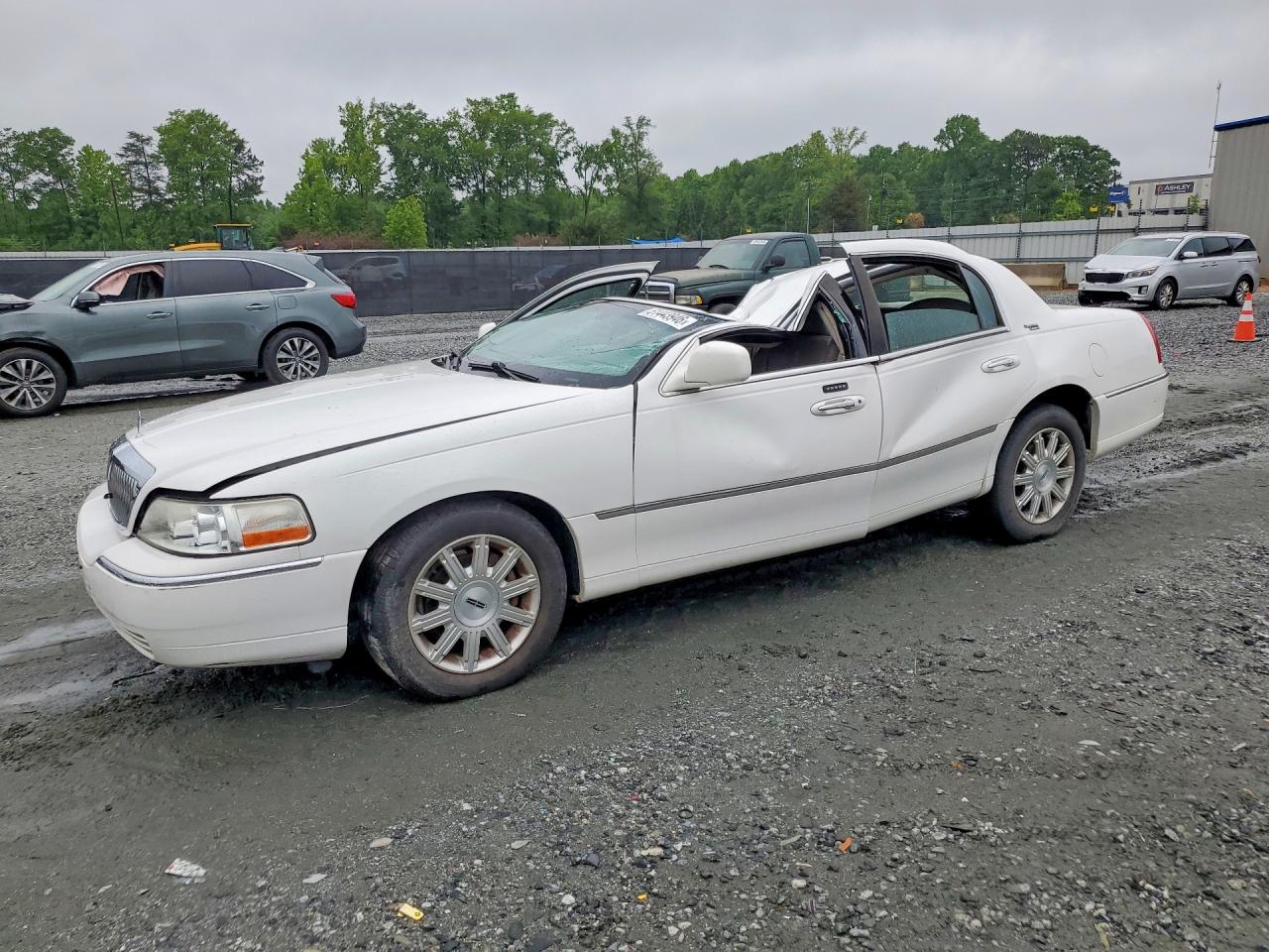 2009 Lincoln Town Car Signature Limited White vin: 2LNHM82V49X618785