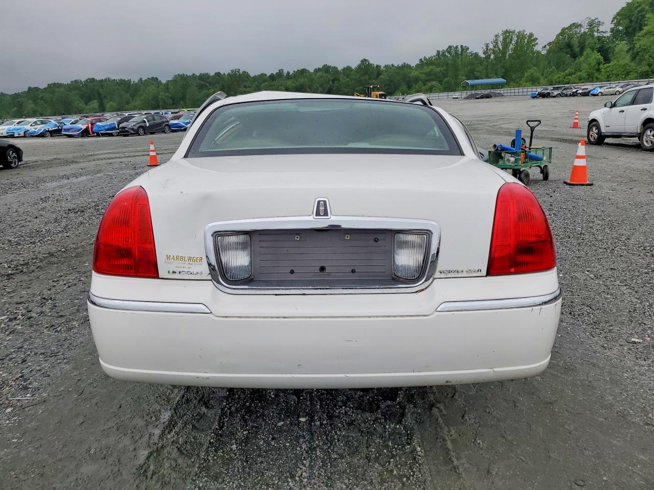 2009 Lincoln Town Car Signature Limited White vin: 2LNHM82V49X618785