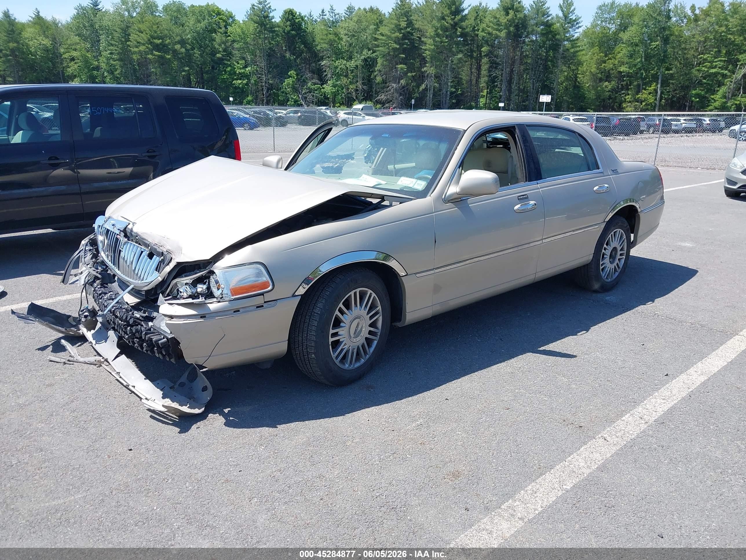 2009 Lincoln Town Car Signature Limited Gold vin: 2LNHM82V49X632797