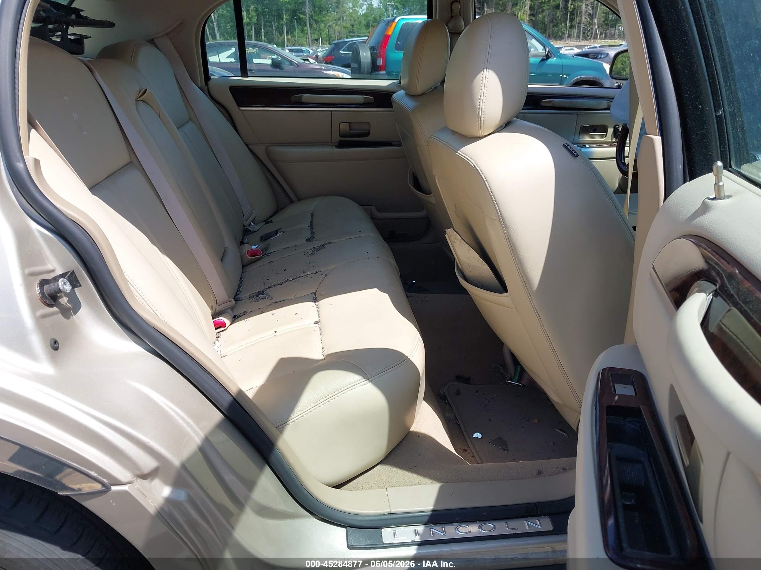 2009 Lincoln Town Car Signature Limited Gold vin: 2LNHM82V49X632797