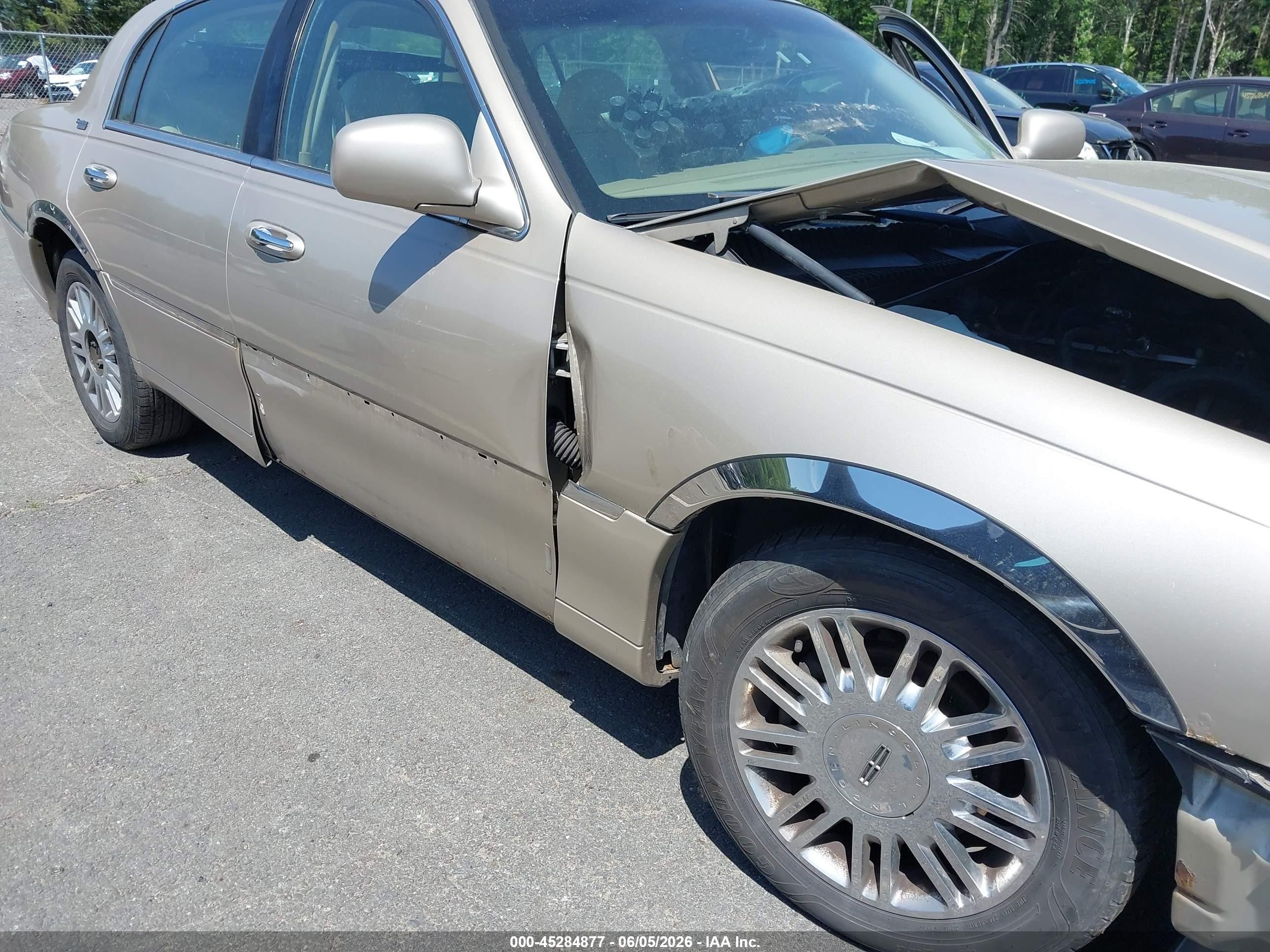 2009 Lincoln Town Car Signature Limited Gold vin: 2LNHM82V49X632797