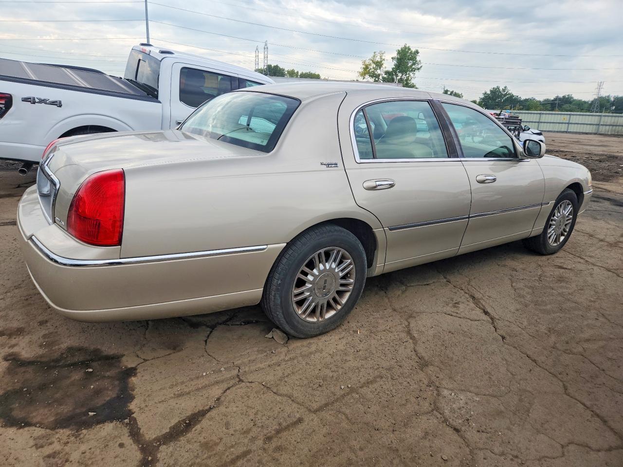 2008 Lincoln Town Car Бежевый vin: 2LNHM82V58X663684