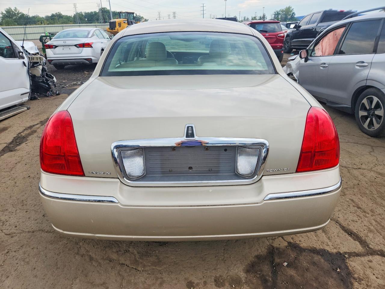 2008 Lincoln Town Car Бежевый vin: 2LNHM82V58X663684
