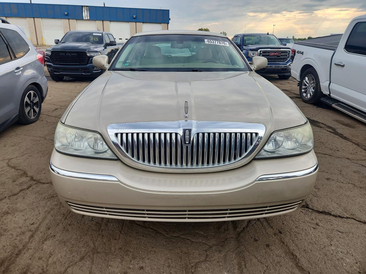 2008 Lincoln Town Car Бежевый vin: 2LNHM82V58X663684