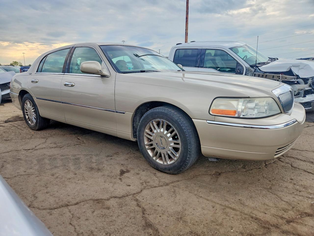 2008 Lincoln Town Car Бежевый vin: 2LNHM82V58X663684