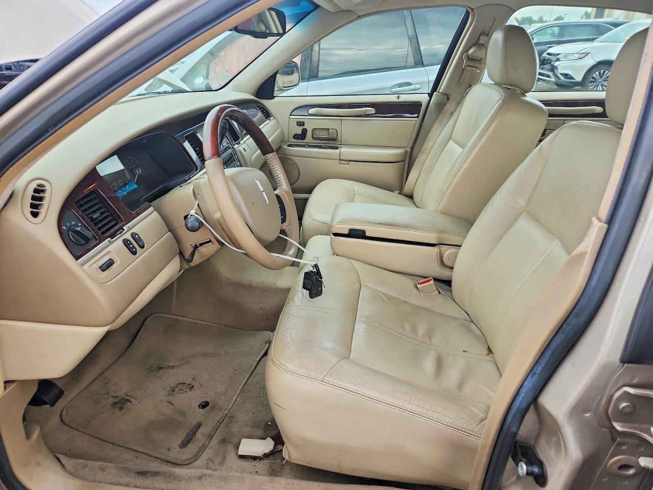 2008 Lincoln Town Car Бежевый vin: 2LNHM82V58X663684