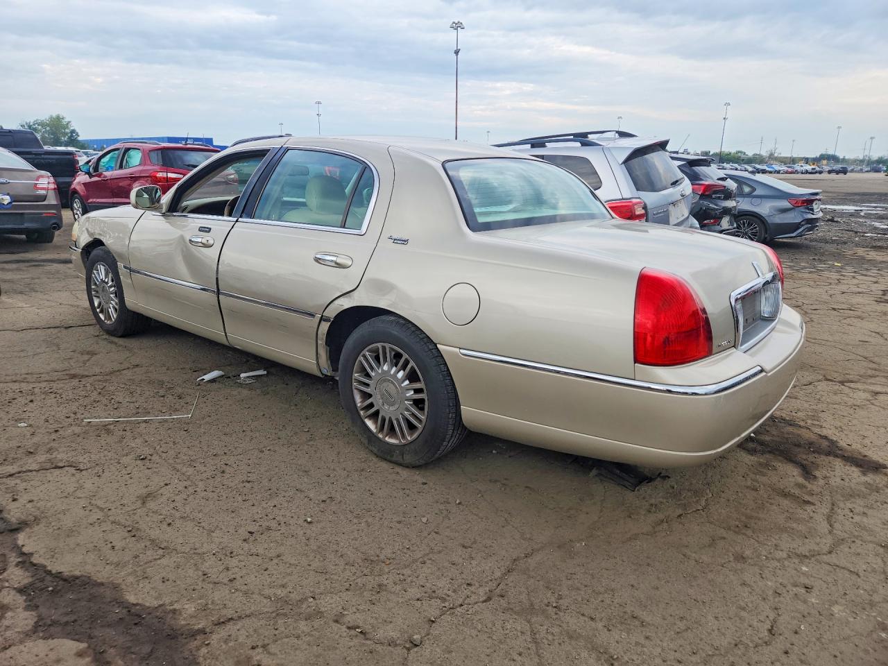 2008 Lincoln Town Car Бежевый vin: 2LNHM82V58X663684