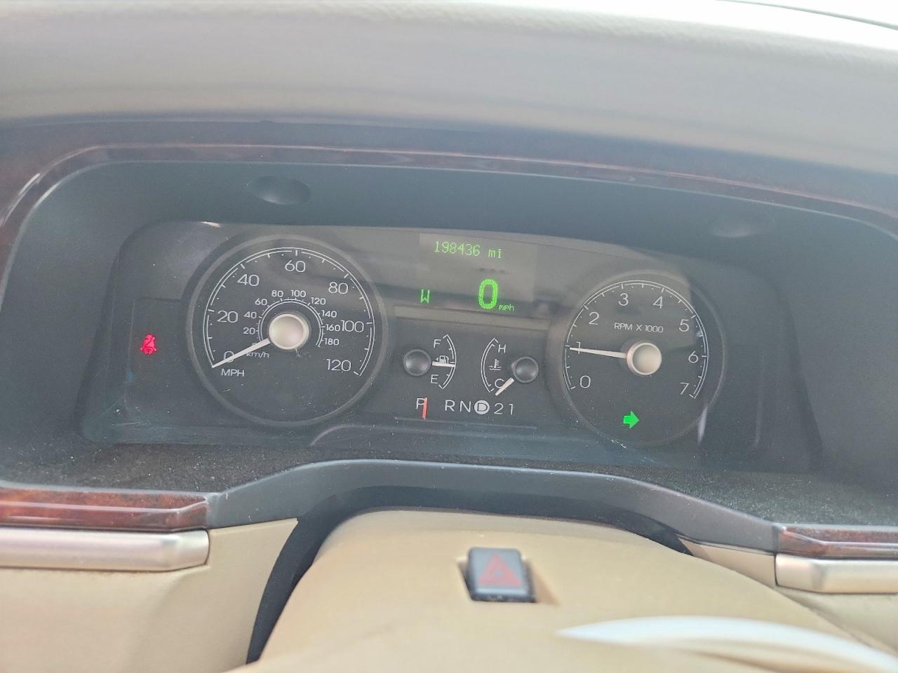 2008 Lincoln Town Car Бежевый vin: 2LNHM82V58X663684