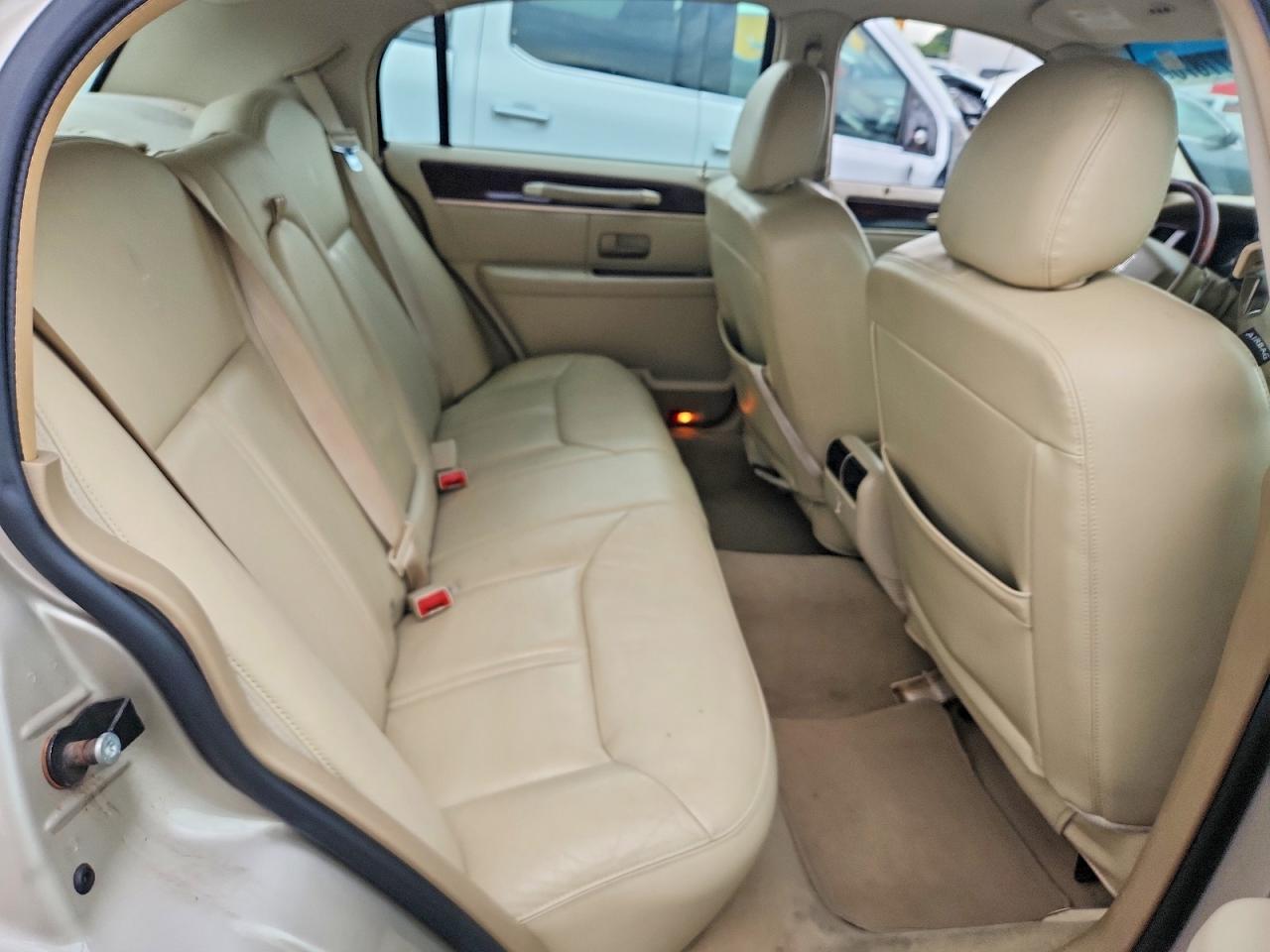 2008 Lincoln Town Car Бежевый vin: 2LNHM82V58X663684