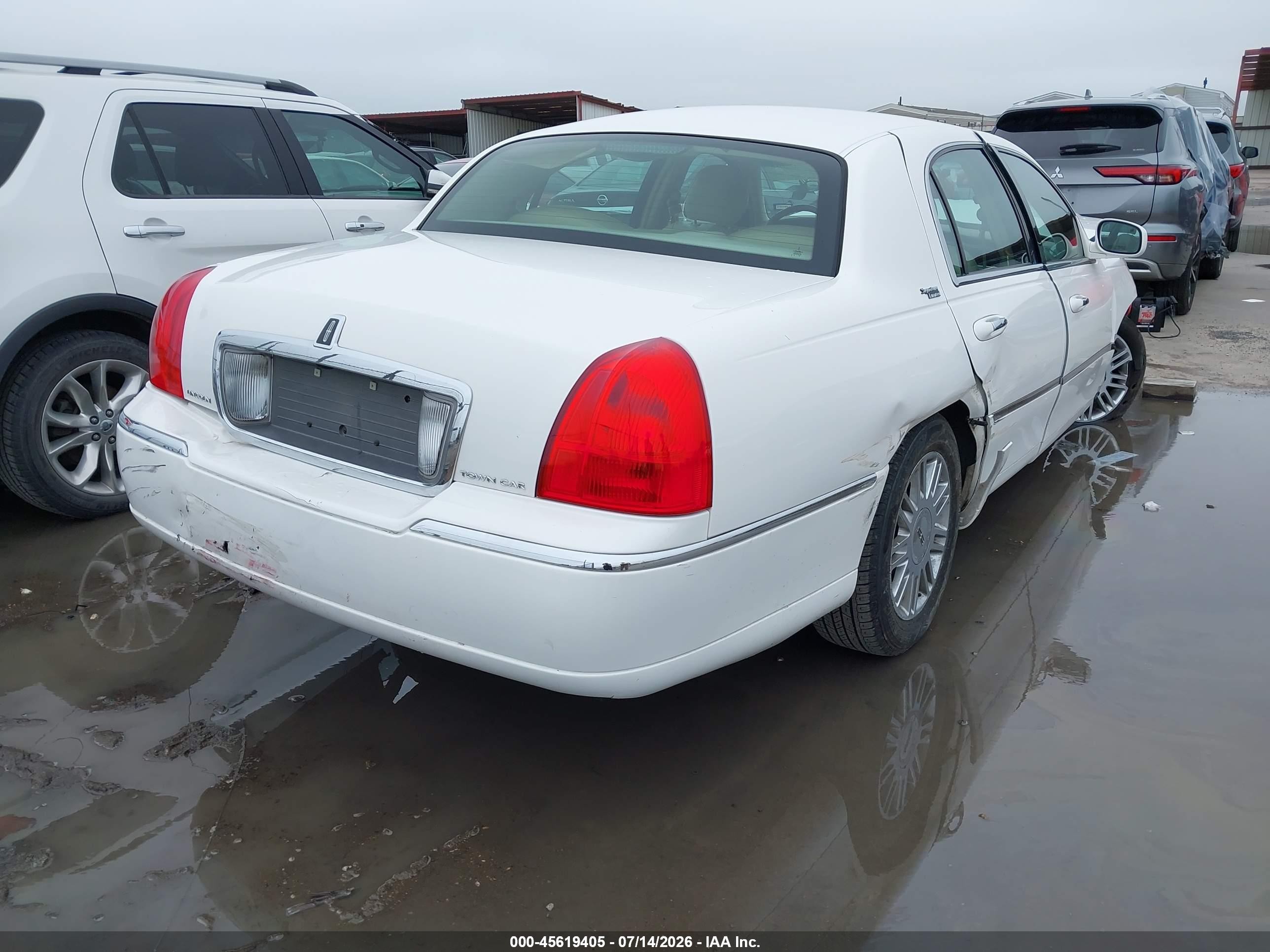 2009 Lincoln Town Car Signature Limited White vin: 2LNHM82V59X617872