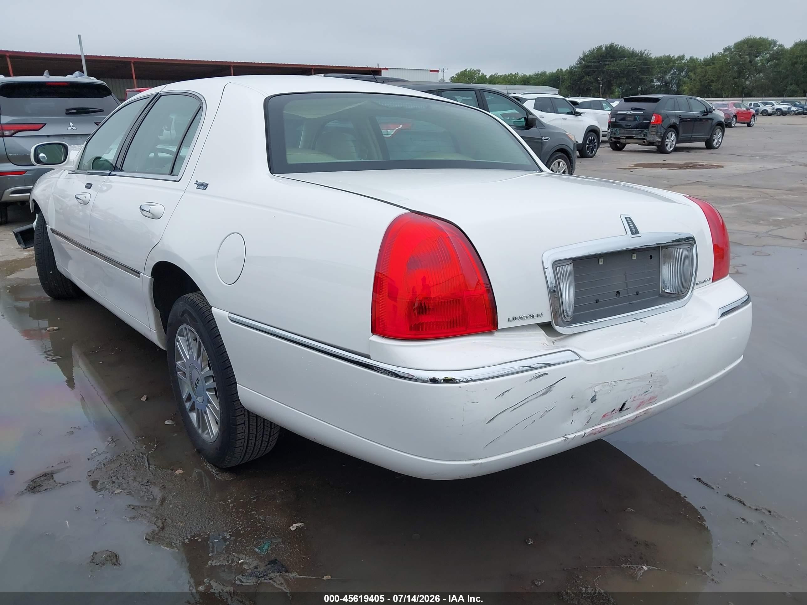 2009 Lincoln Town Car Signature Limited White vin: 2LNHM82V59X617872