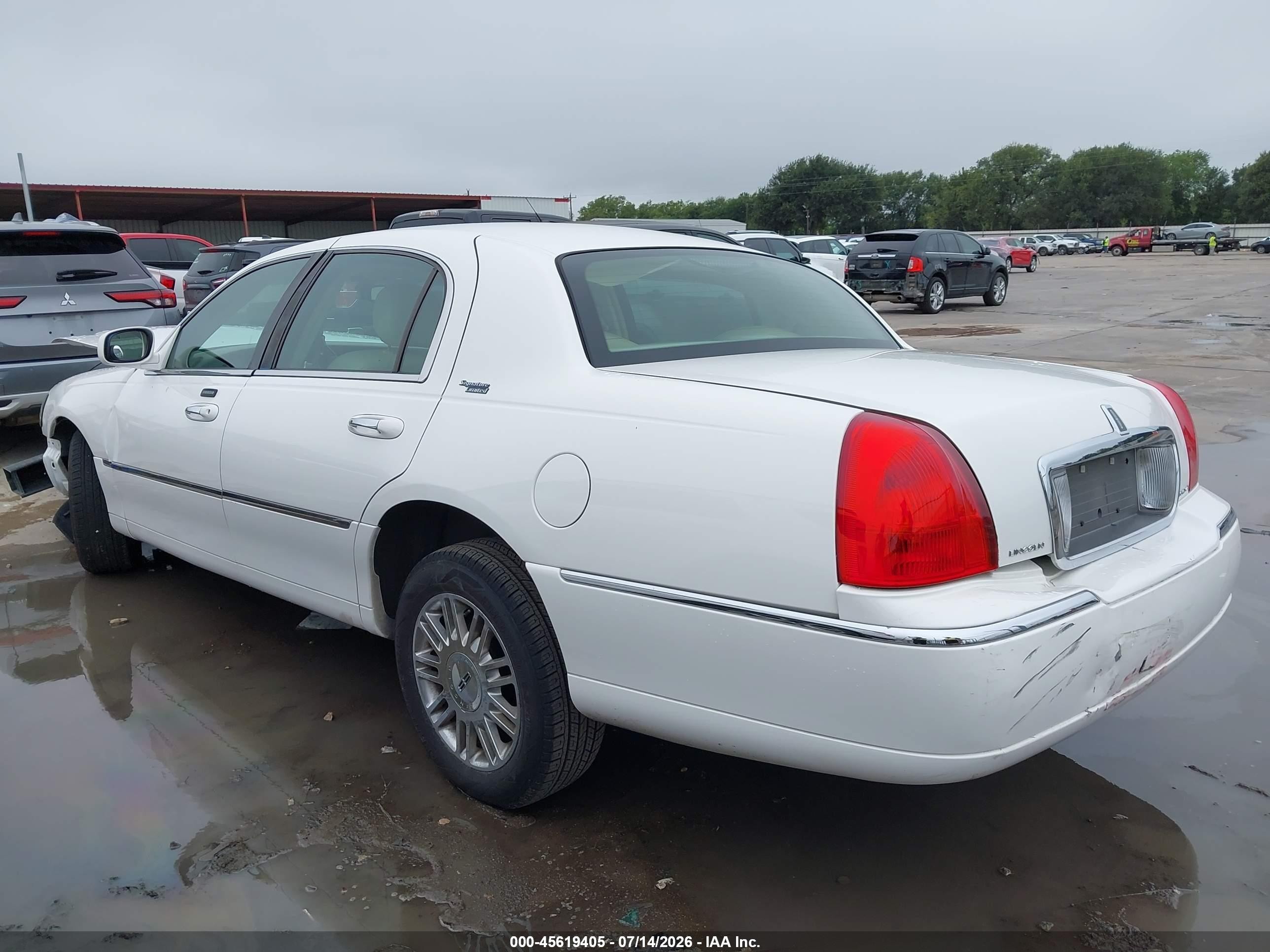 2009 Lincoln Town Car Signature Limited White vin: 2LNHM82V59X617872