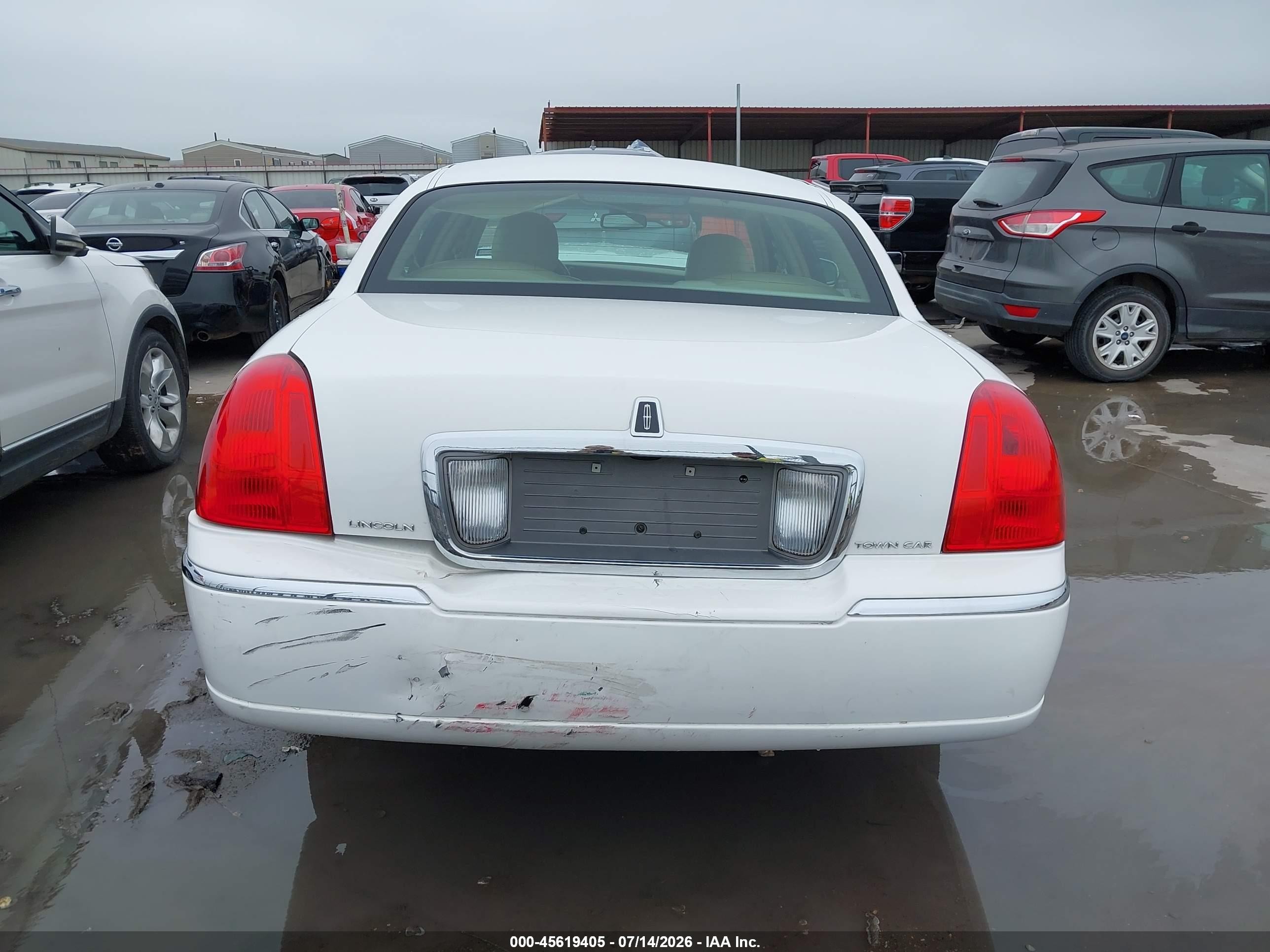 2009 Lincoln Town Car Signature Limited White vin: 2LNHM82V59X617872