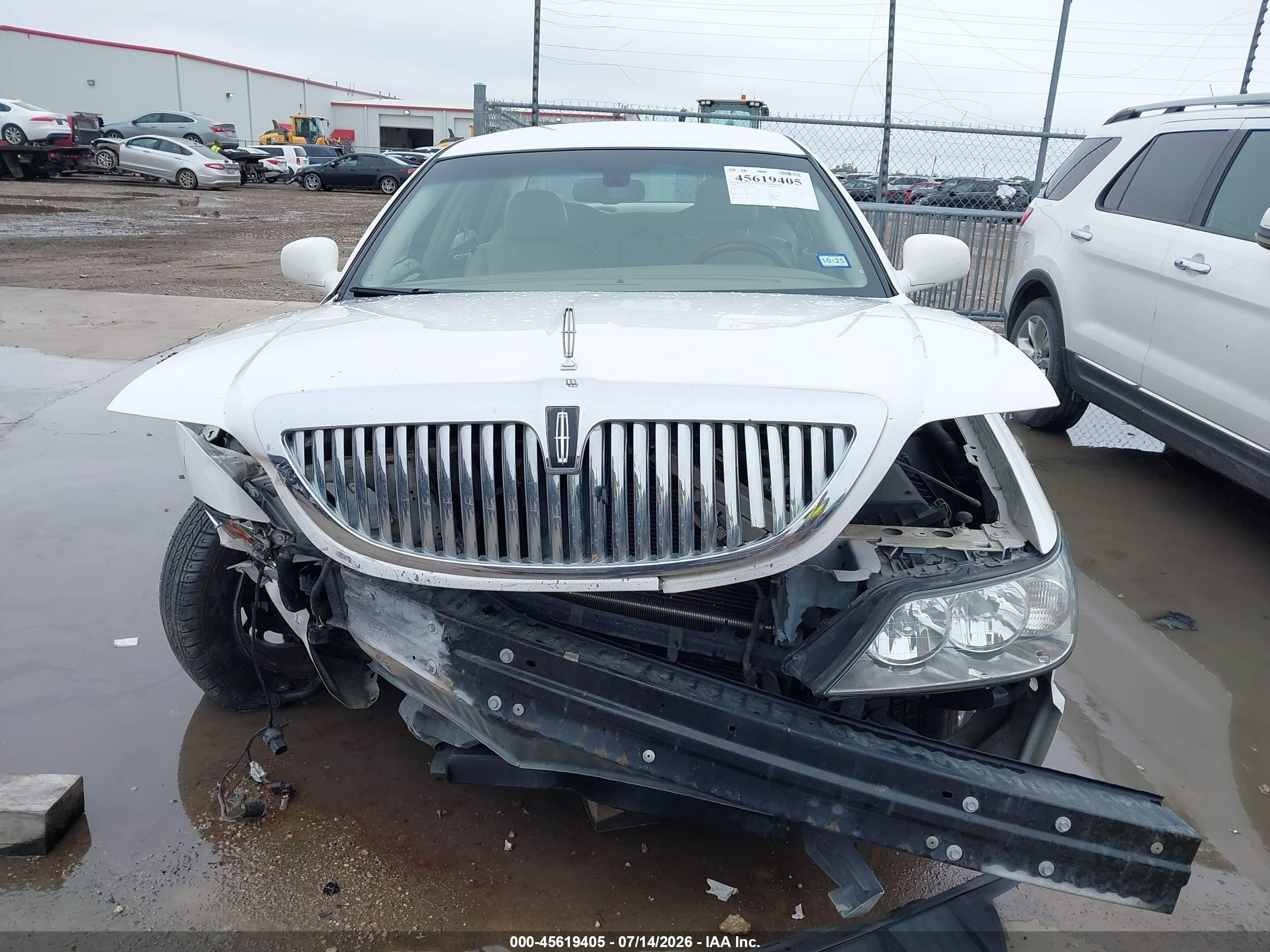 2009 Lincoln Town Car Signature Limited White vin: 2LNHM82V59X617872