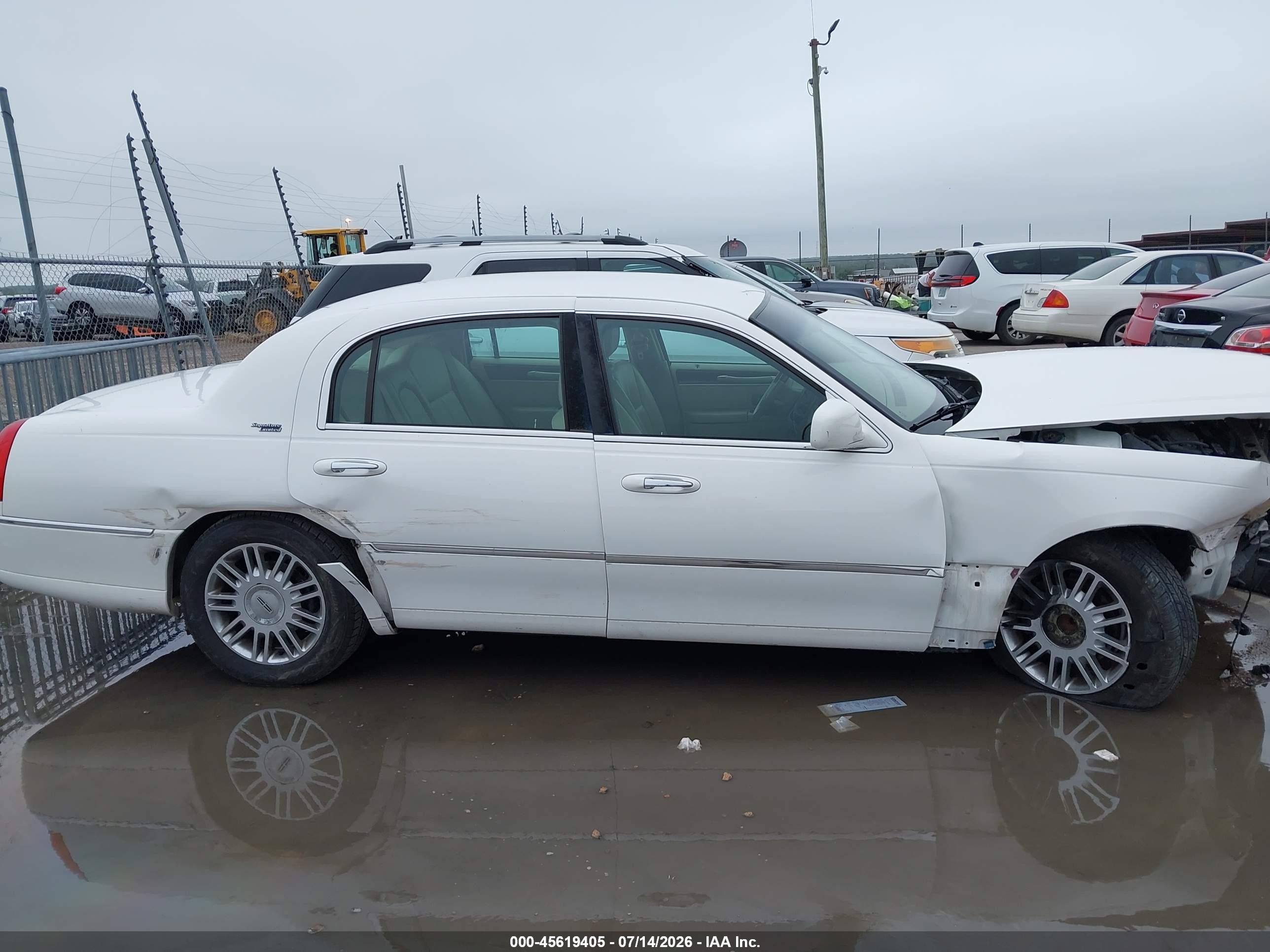 2009 Lincoln Town Car Signature Limited White vin: 2LNHM82V59X617872