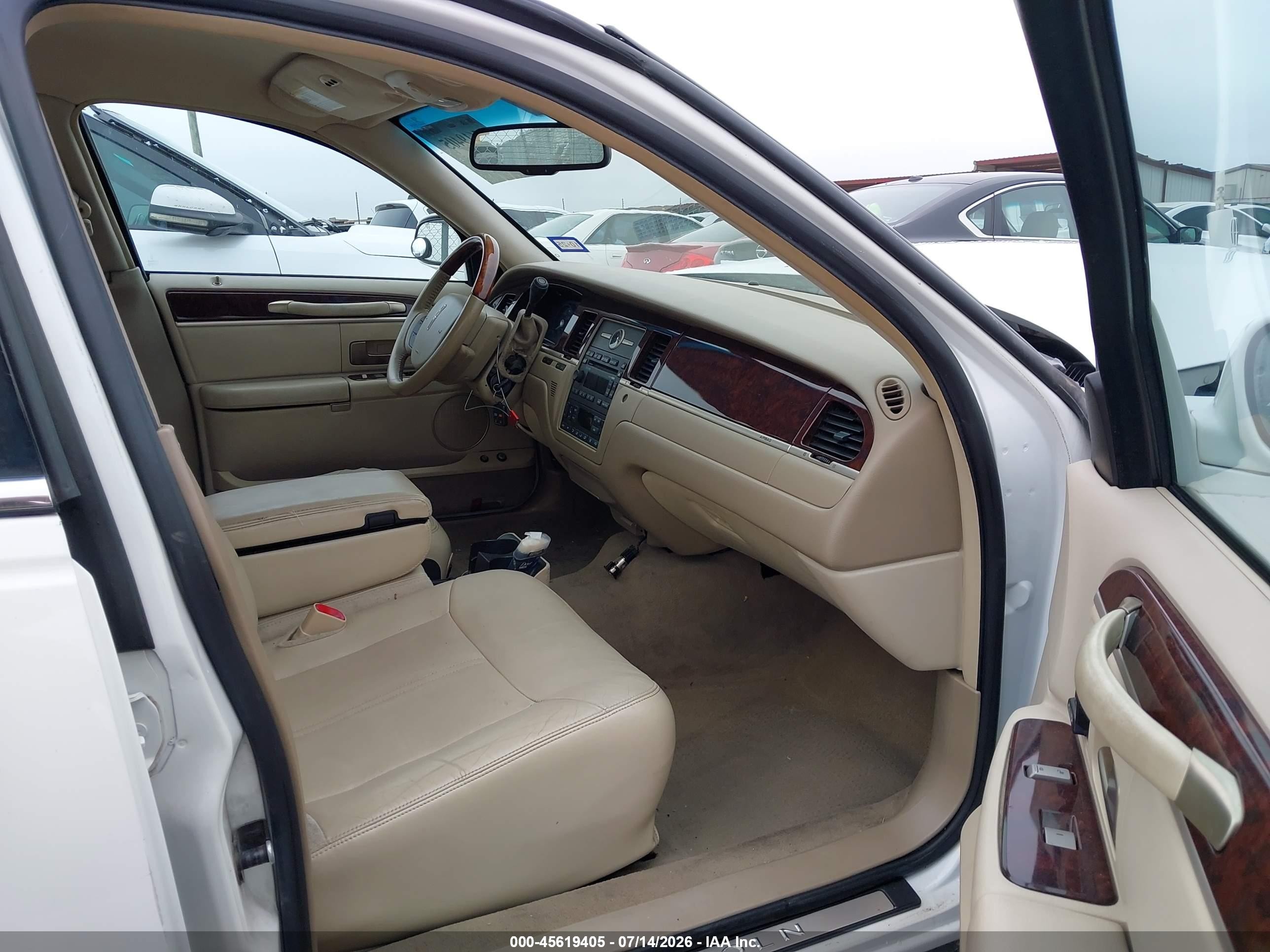 2009 Lincoln Town Car Signature Limited White vin: 2LNHM82V59X617872