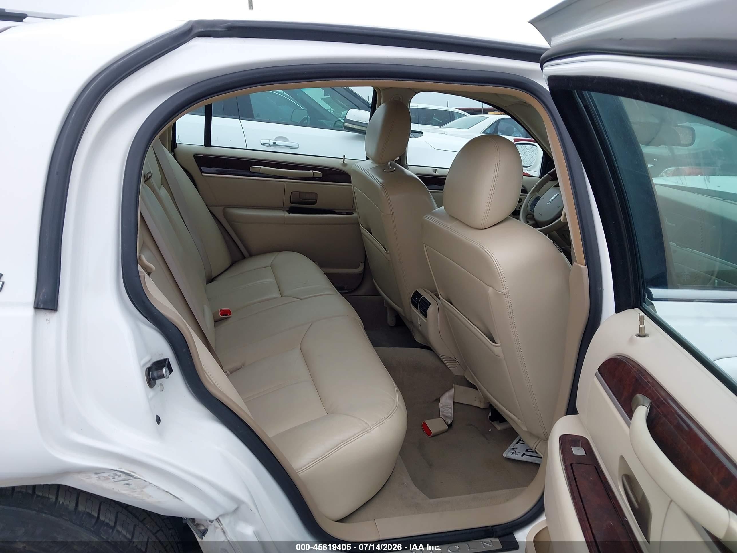 2009 Lincoln Town Car Signature Limited White vin: 2LNHM82V59X617872