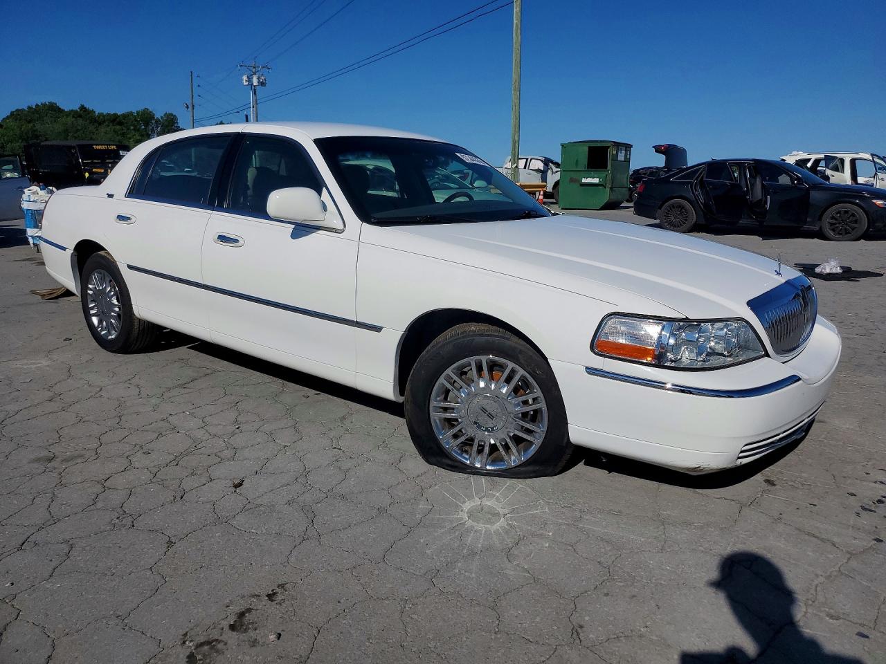 2009 Lincoln Town Car Signature Limited White vin: 2LNHM82V59X636440