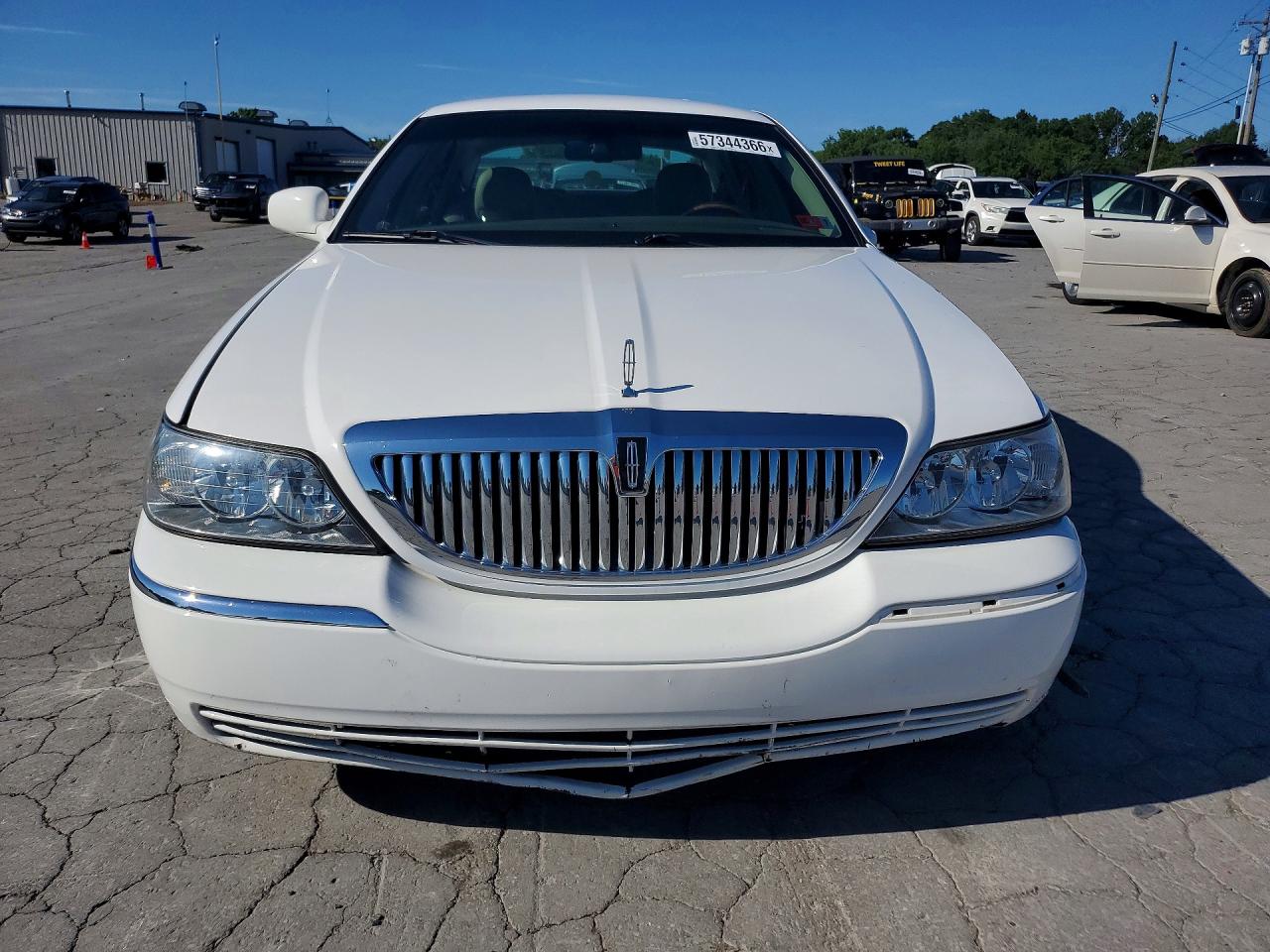 2009 Lincoln Town Car Signature Limited White vin: 2LNHM82V59X636440