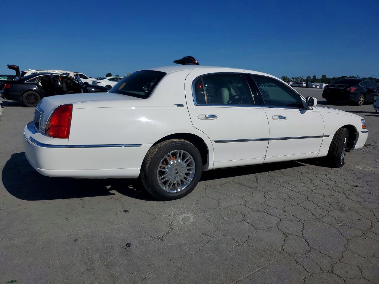 2009 Lincoln Town Car Signature Limited White vin: 2LNHM82V59X636440
