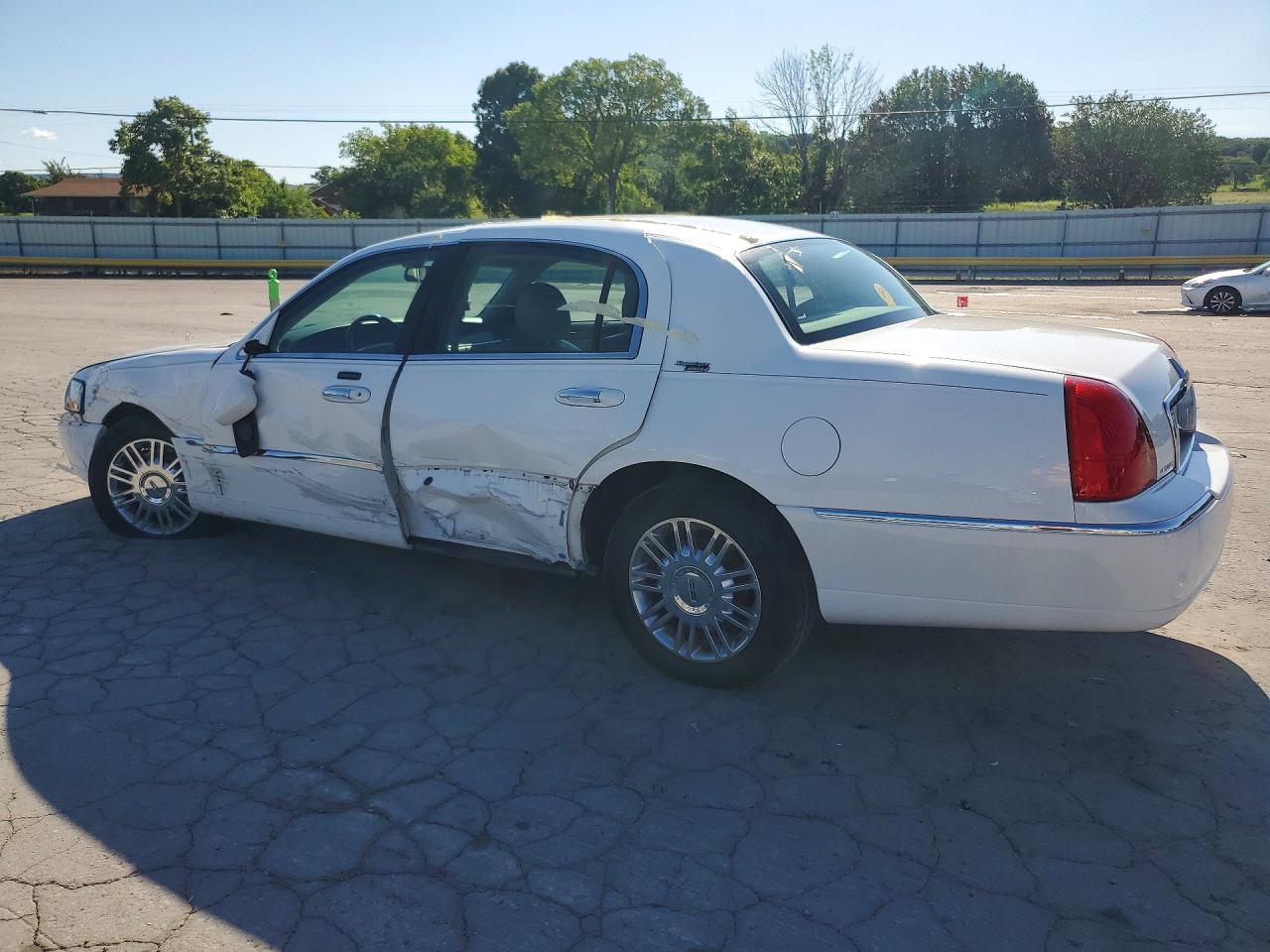 2009 Lincoln Town Car Signature Limited White vin: 2LNHM82V59X636440