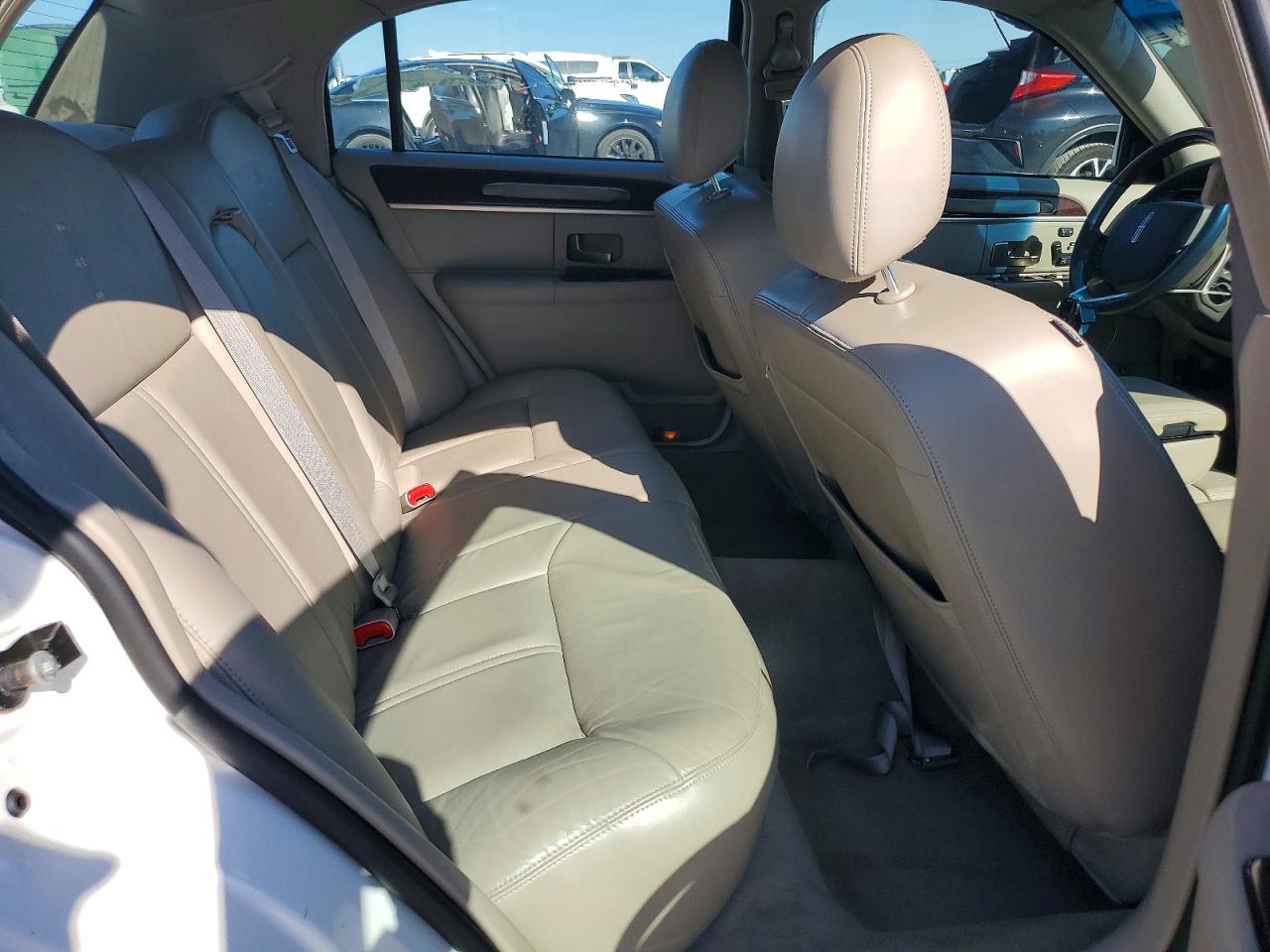 2009 Lincoln Town Car Signature Limited White vin: 2LNHM82V59X636440