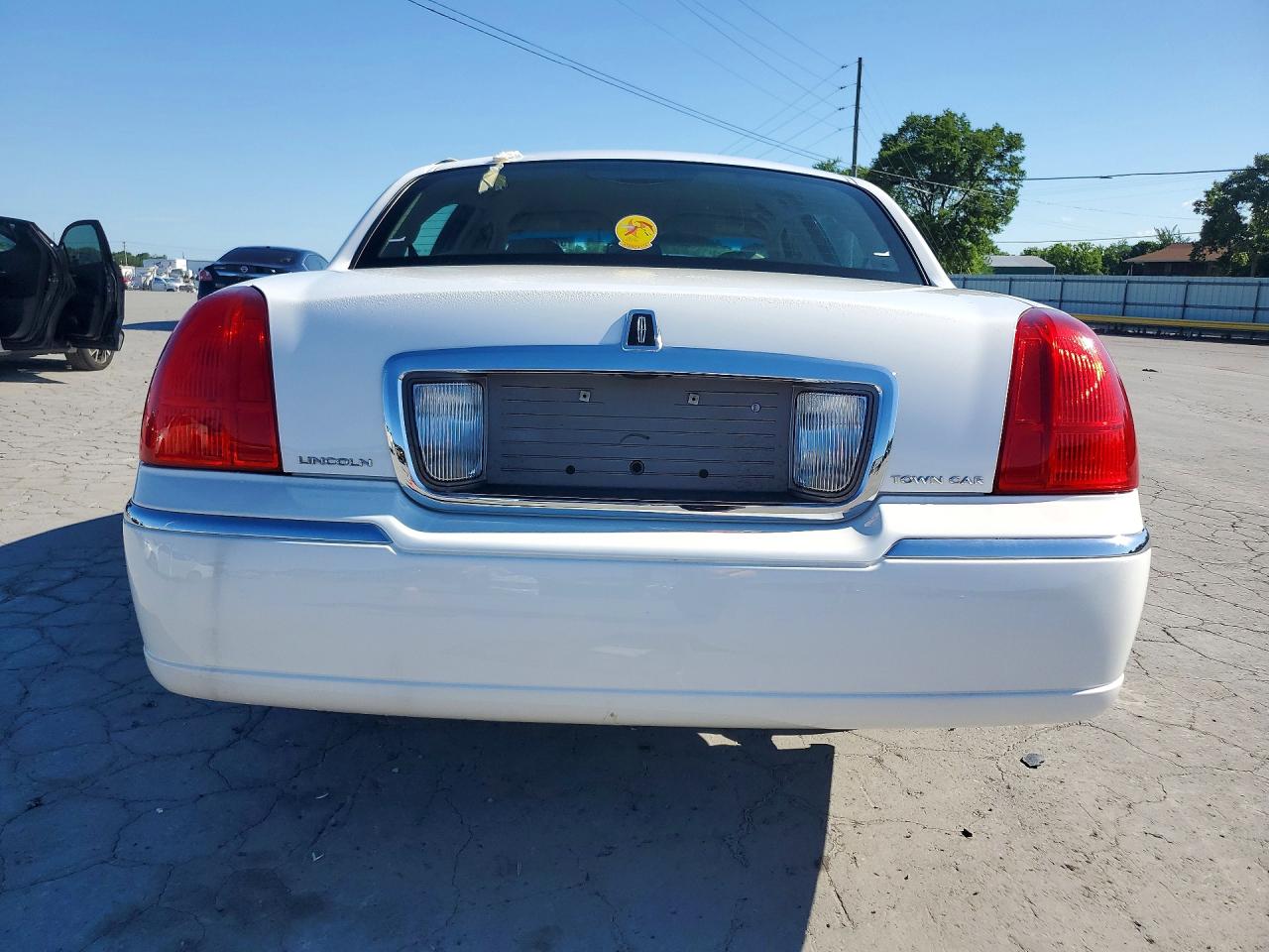 2009 Lincoln Town Car Signature Limited White vin: 2LNHM82V59X636440