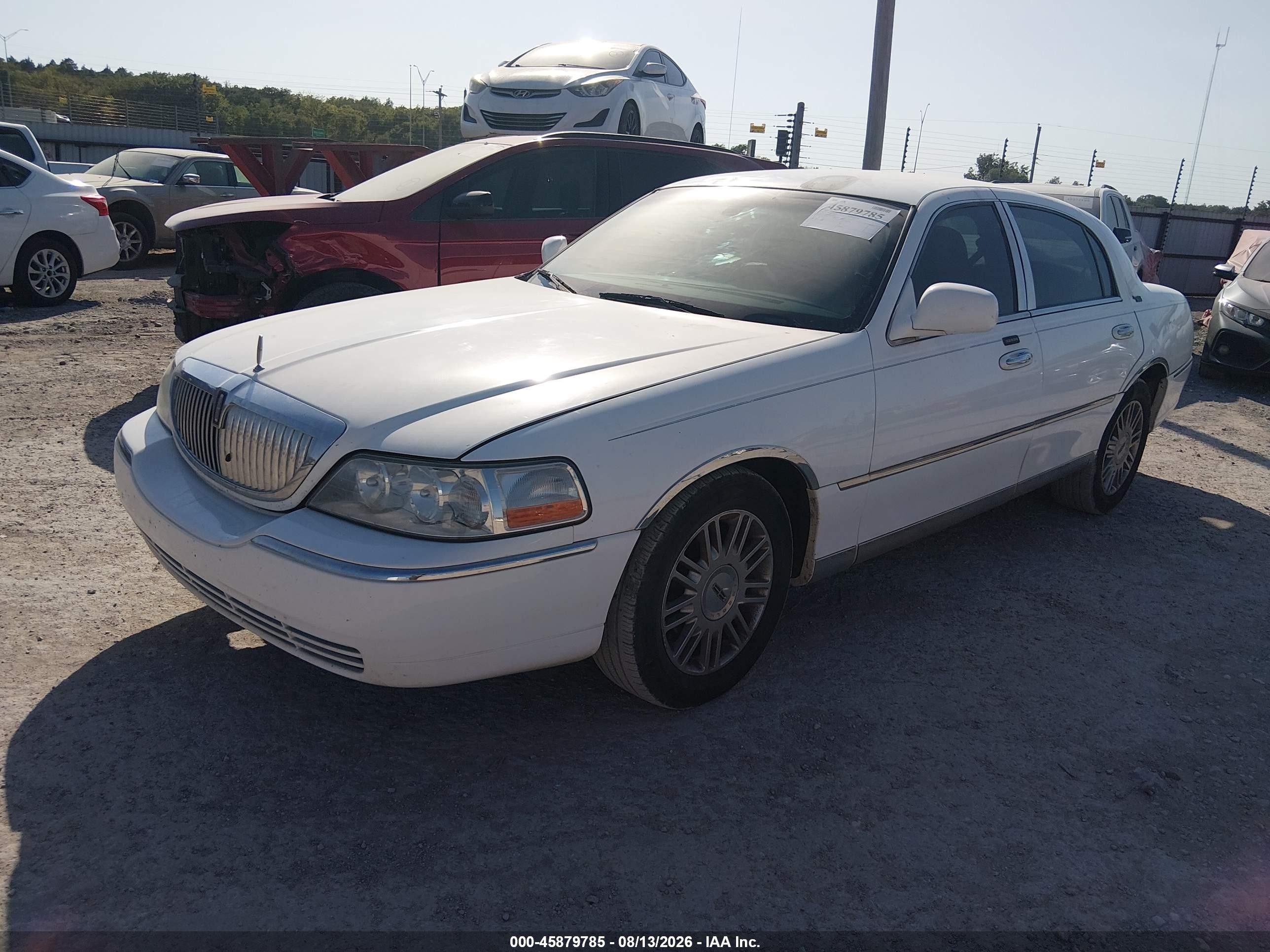 2008 Lincoln Town Car Signature Limited White vin: 2LNHM82V68X659837