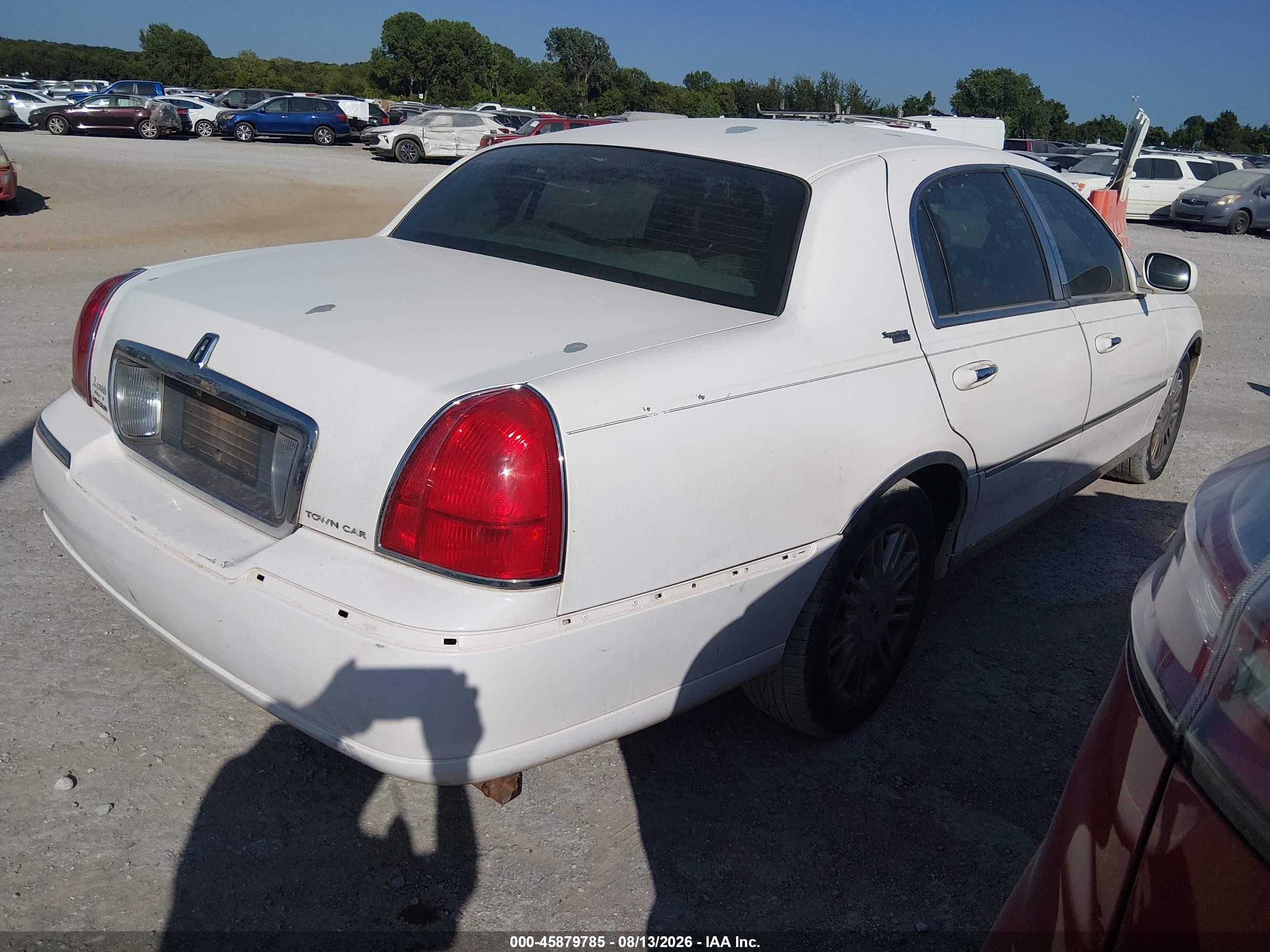 2008 Lincoln Town Car Signature Limited White vin: 2LNHM82V68X659837