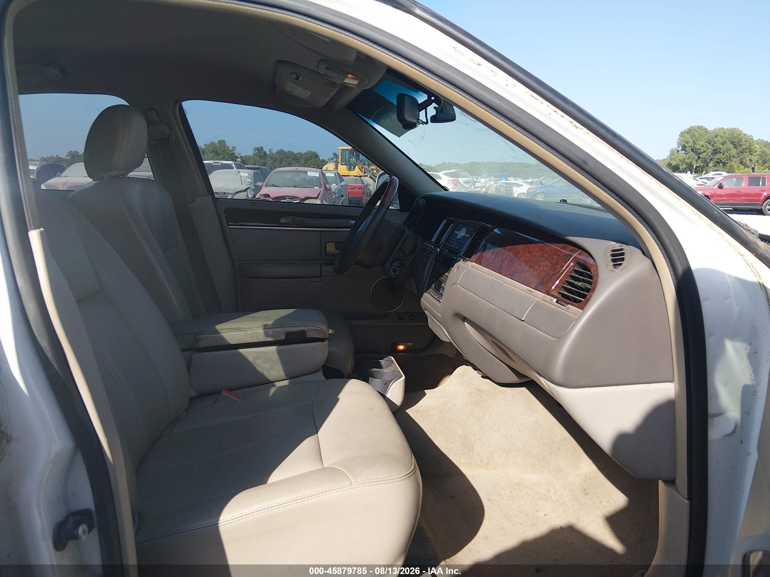 2008 Lincoln Town Car Signature Limited White vin: 2LNHM82V68X659837
