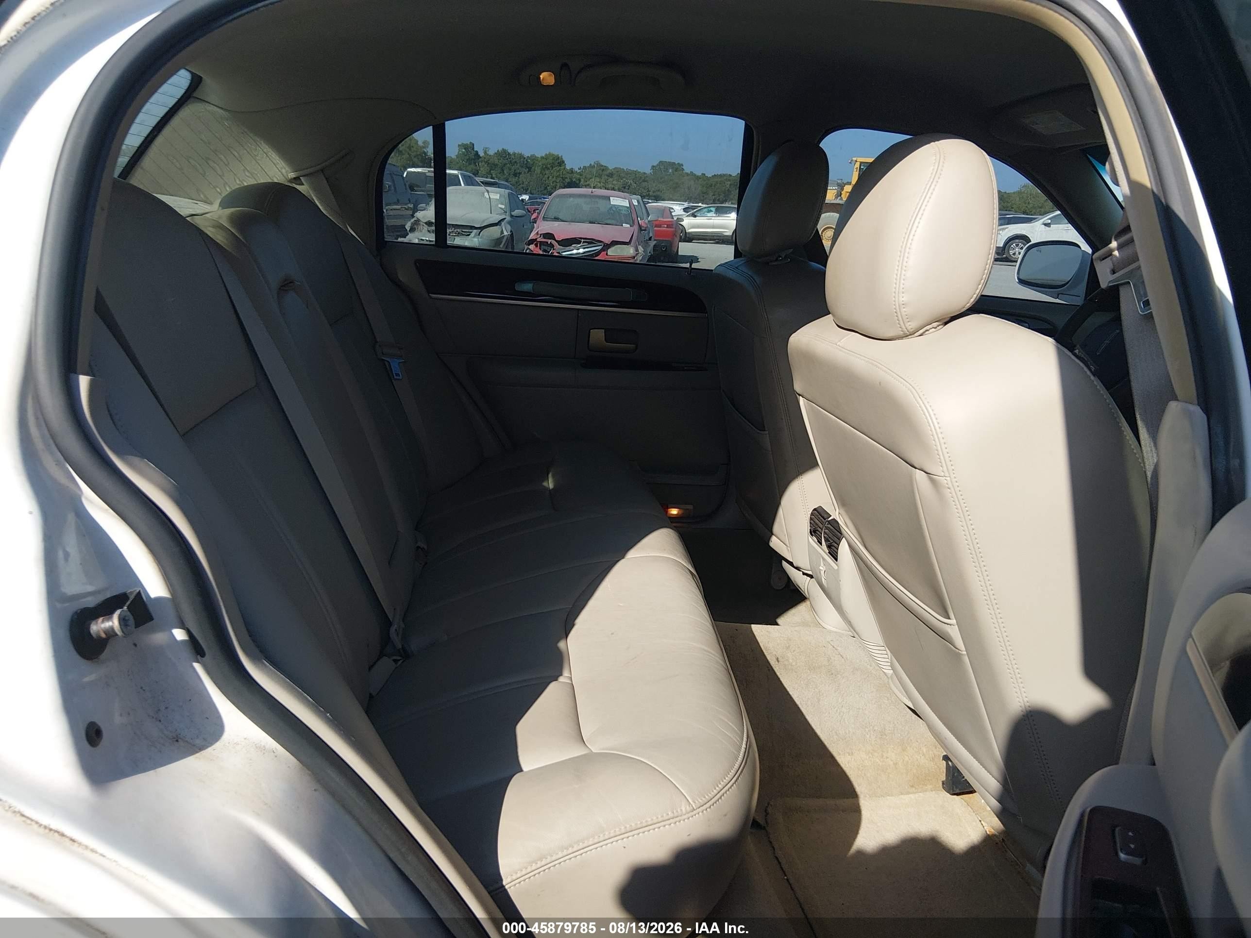 2008 Lincoln Town Car Signature Limited White vin: 2LNHM82V68X659837
