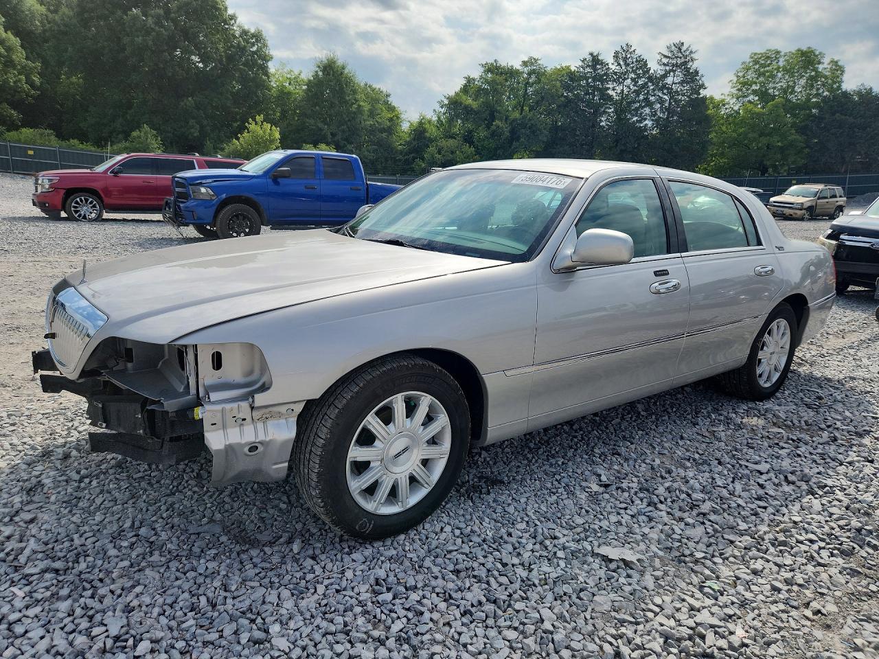2008 Lincoln Town Car Signature Limited Серебряный vin: 2LNHM82V68X659949