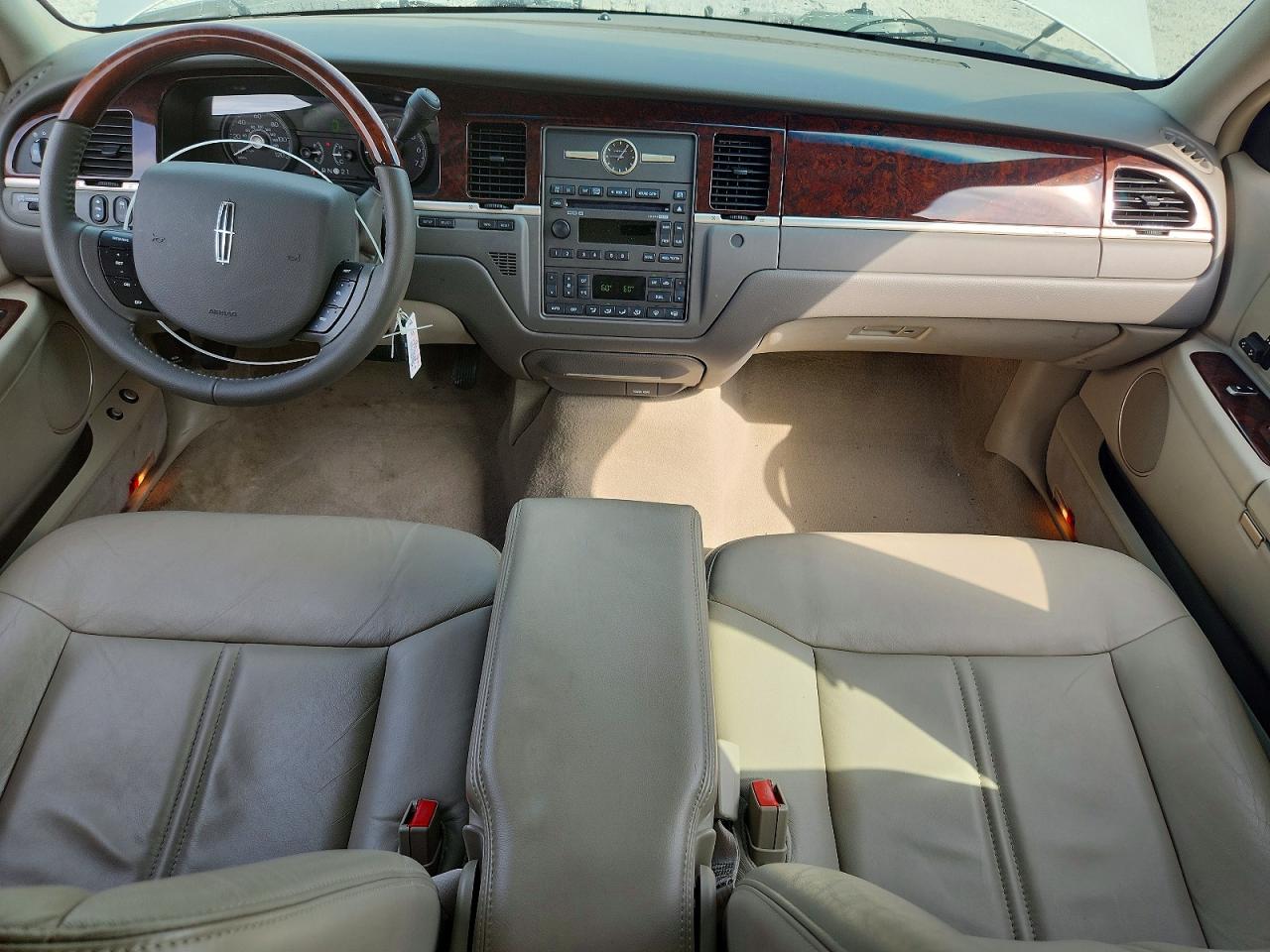 2008 Lincoln Town Car Signature Limited Серебряный vin: 2LNHM82V68X659949