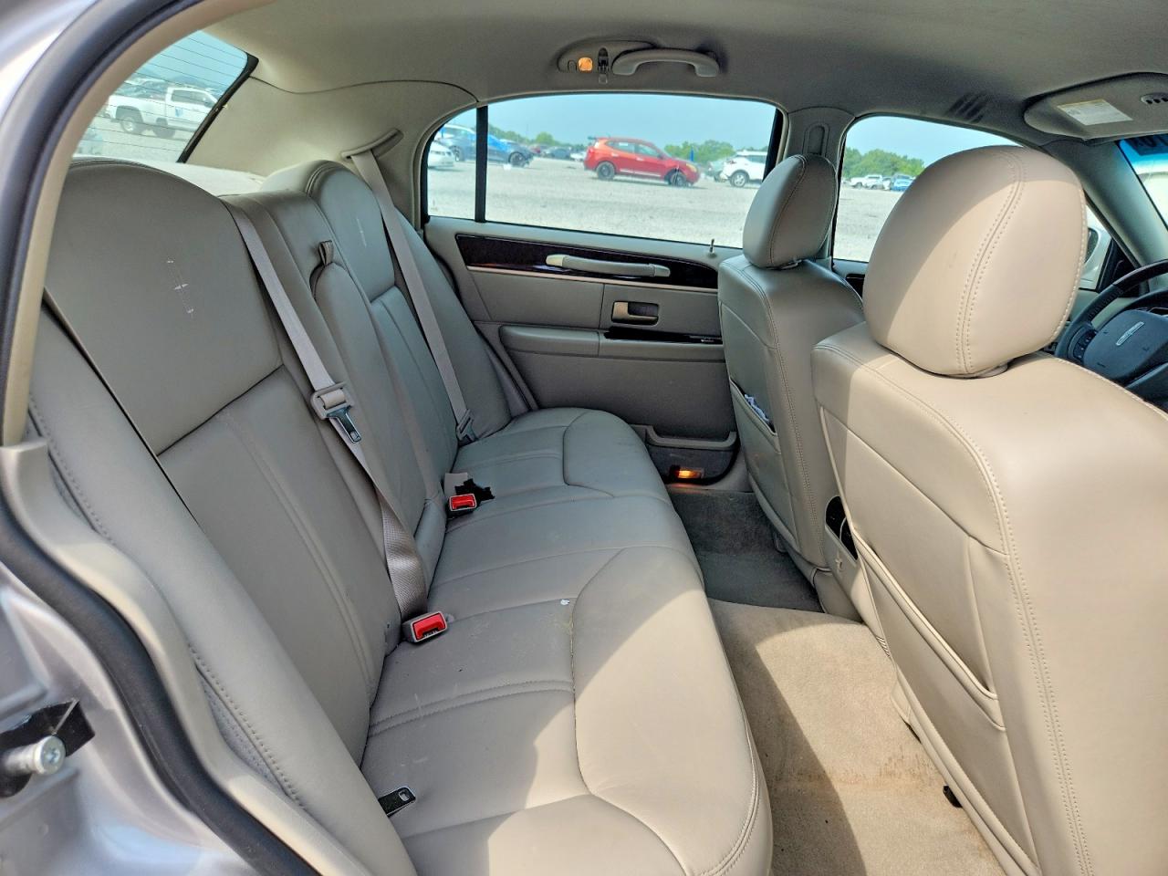 2008 Lincoln Town Car Signature Limited Серебряный vin: 2LNHM82V68X659949