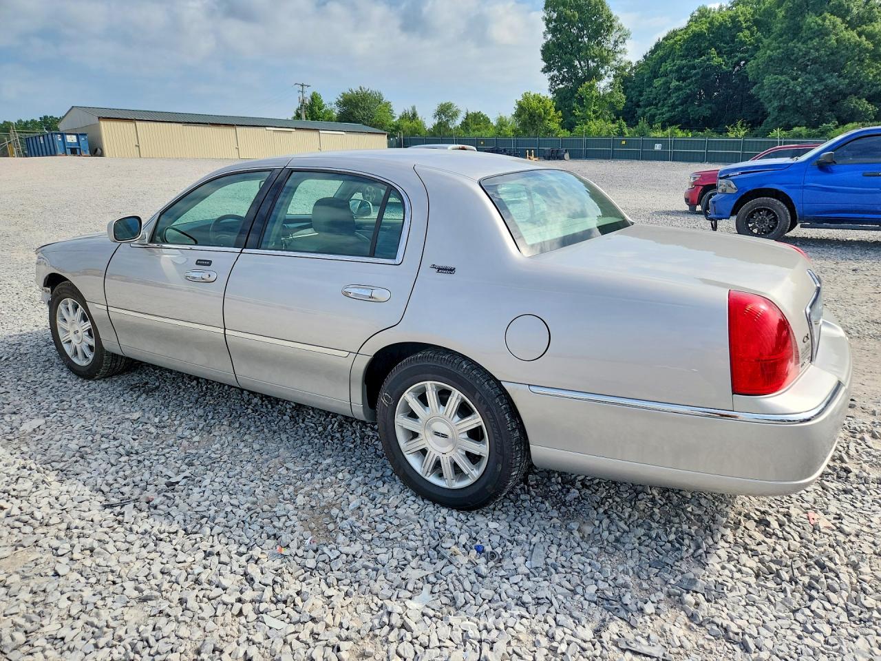2008 Lincoln Town Car Signature Limited Серебряный vin: 2LNHM82V68X659949