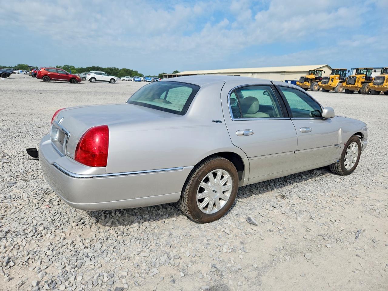 2008 Lincoln Town Car Signature Limited Серебряный vin: 2LNHM82V68X659949