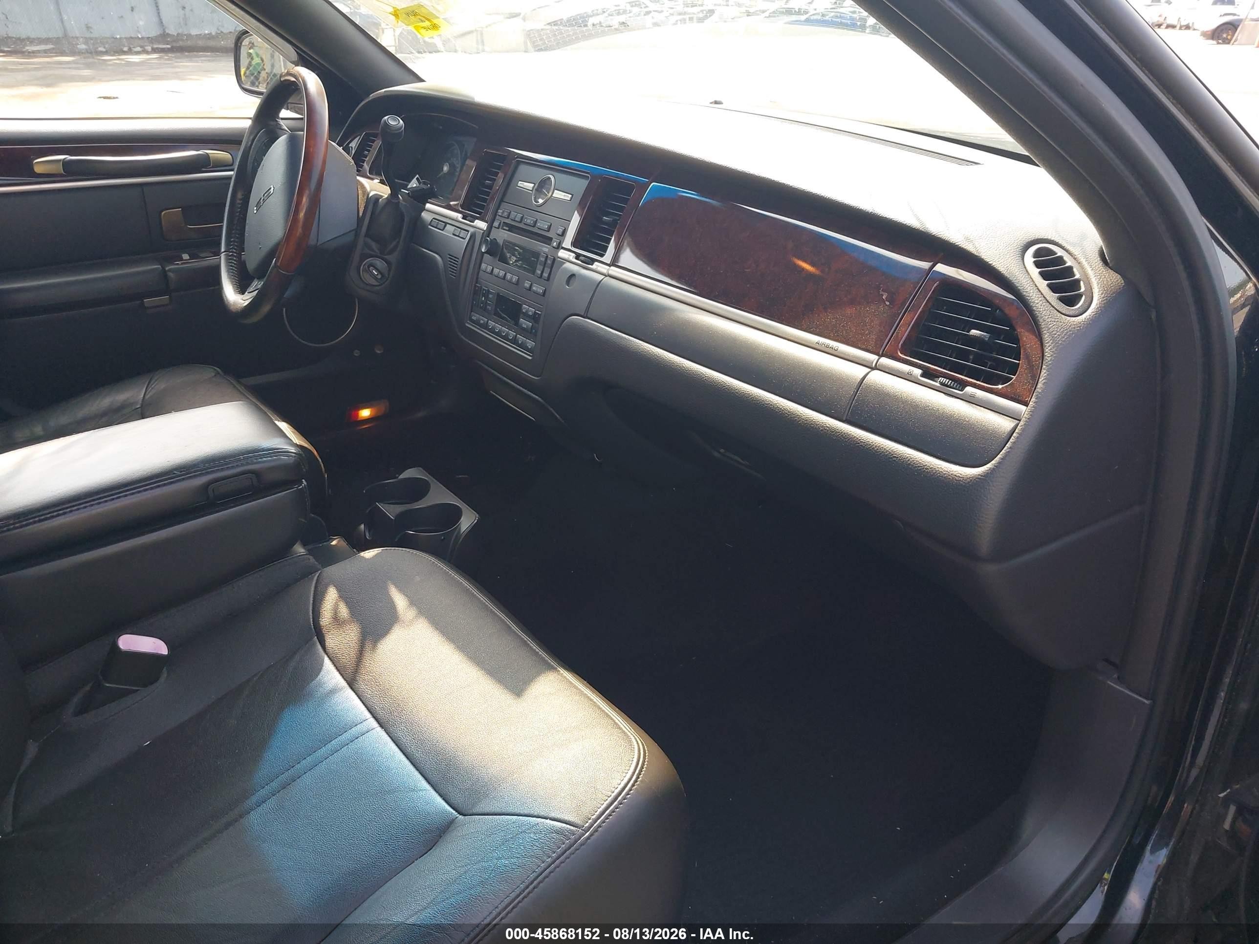2009 Lincoln Town Car Signature Limited Black vin: 2LNHM82V69X621185
