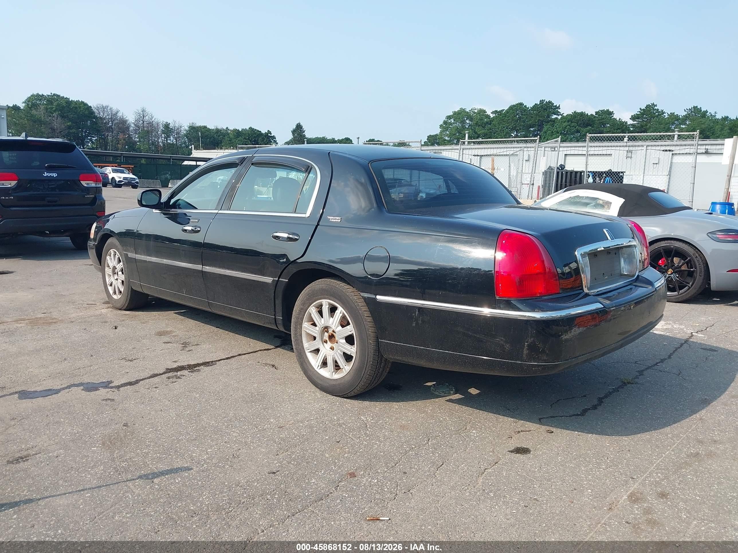 2009 Lincoln Town Car Signature Limited Black vin: 2LNHM82V69X621185