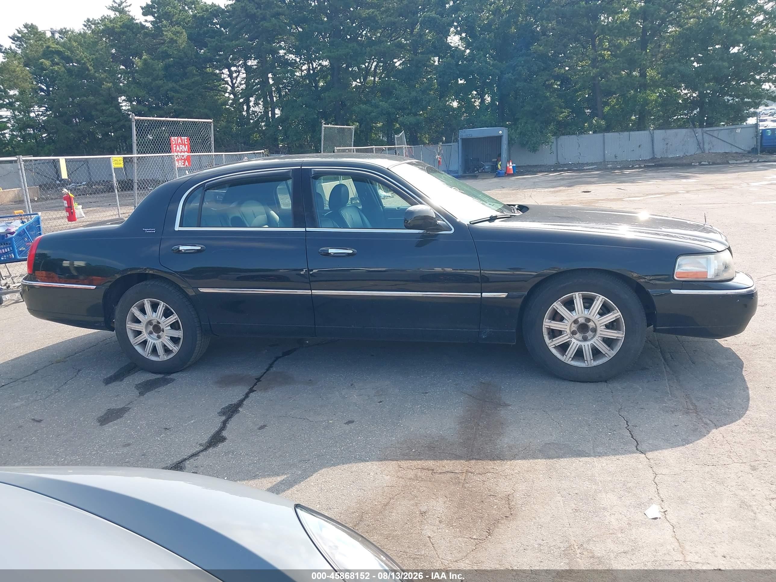 2009 Lincoln Town Car Signature Limited Black vin: 2LNHM82V69X621185