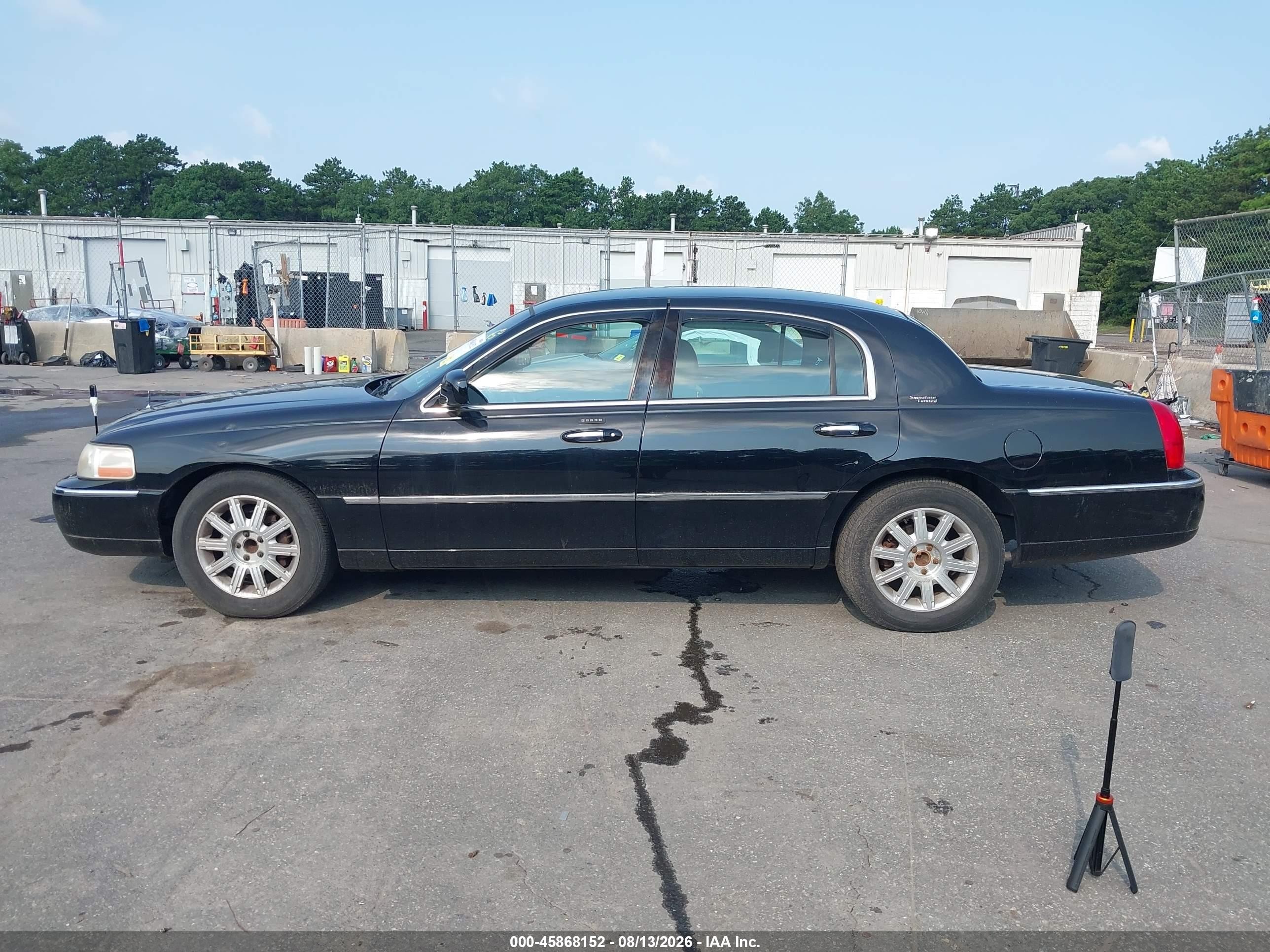 2009 Lincoln Town Car Signature Limited Black vin: 2LNHM82V69X621185