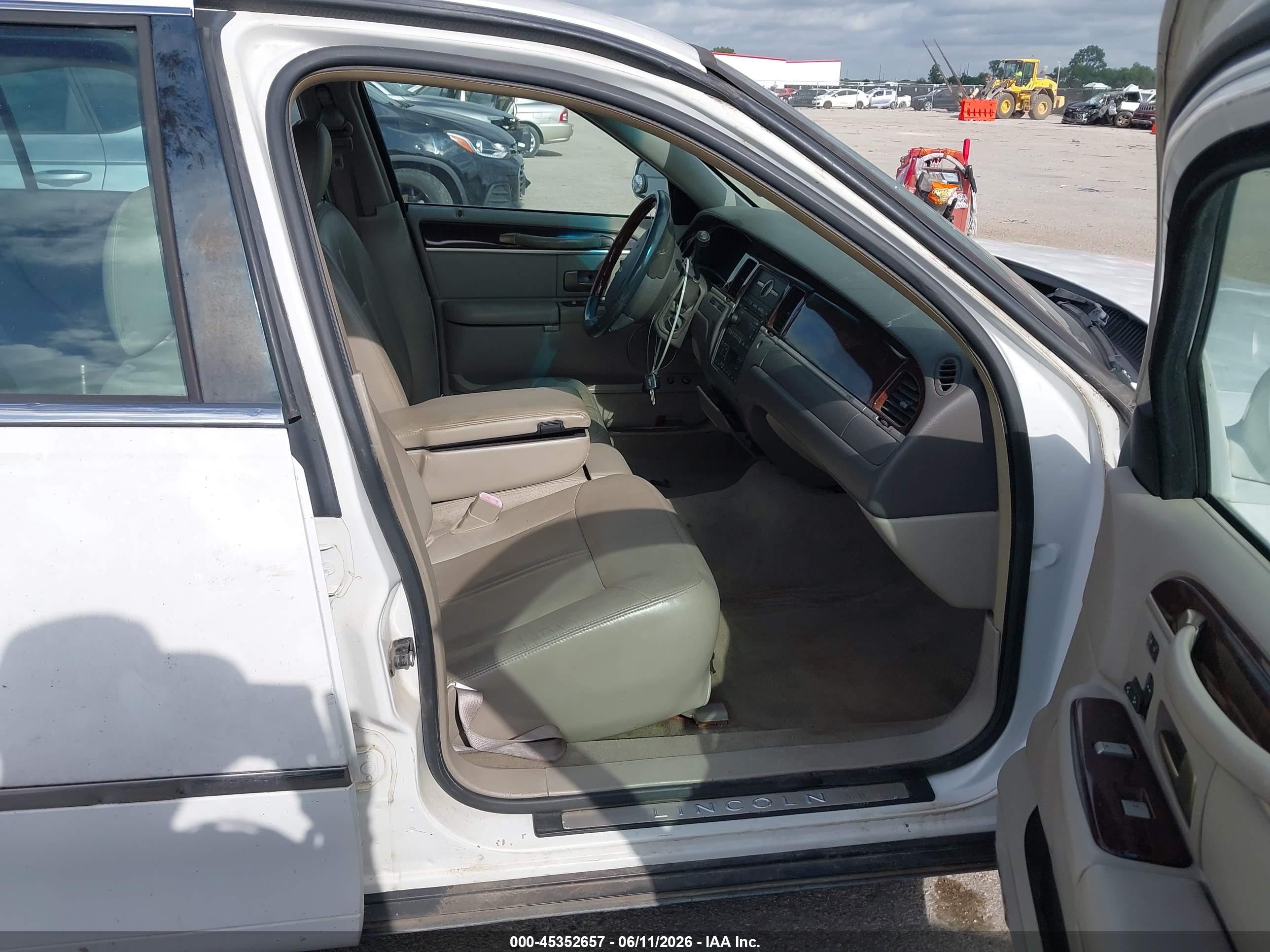 2009 Lincoln Town Car Signature Limited White vin: 2LNHM82V69X630274