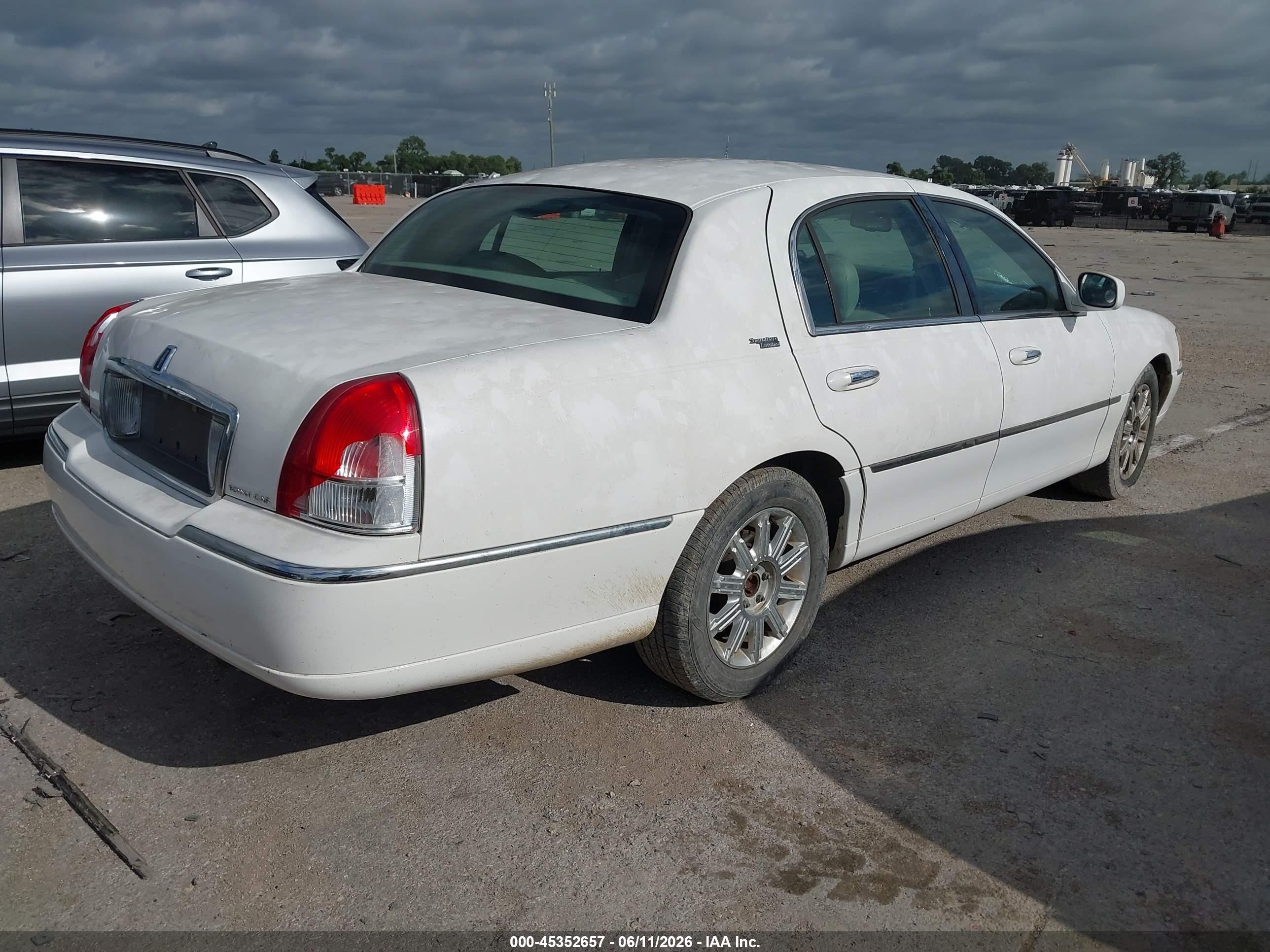 2009 Lincoln Town Car Signature Limited White vin: 2LNHM82V69X630274