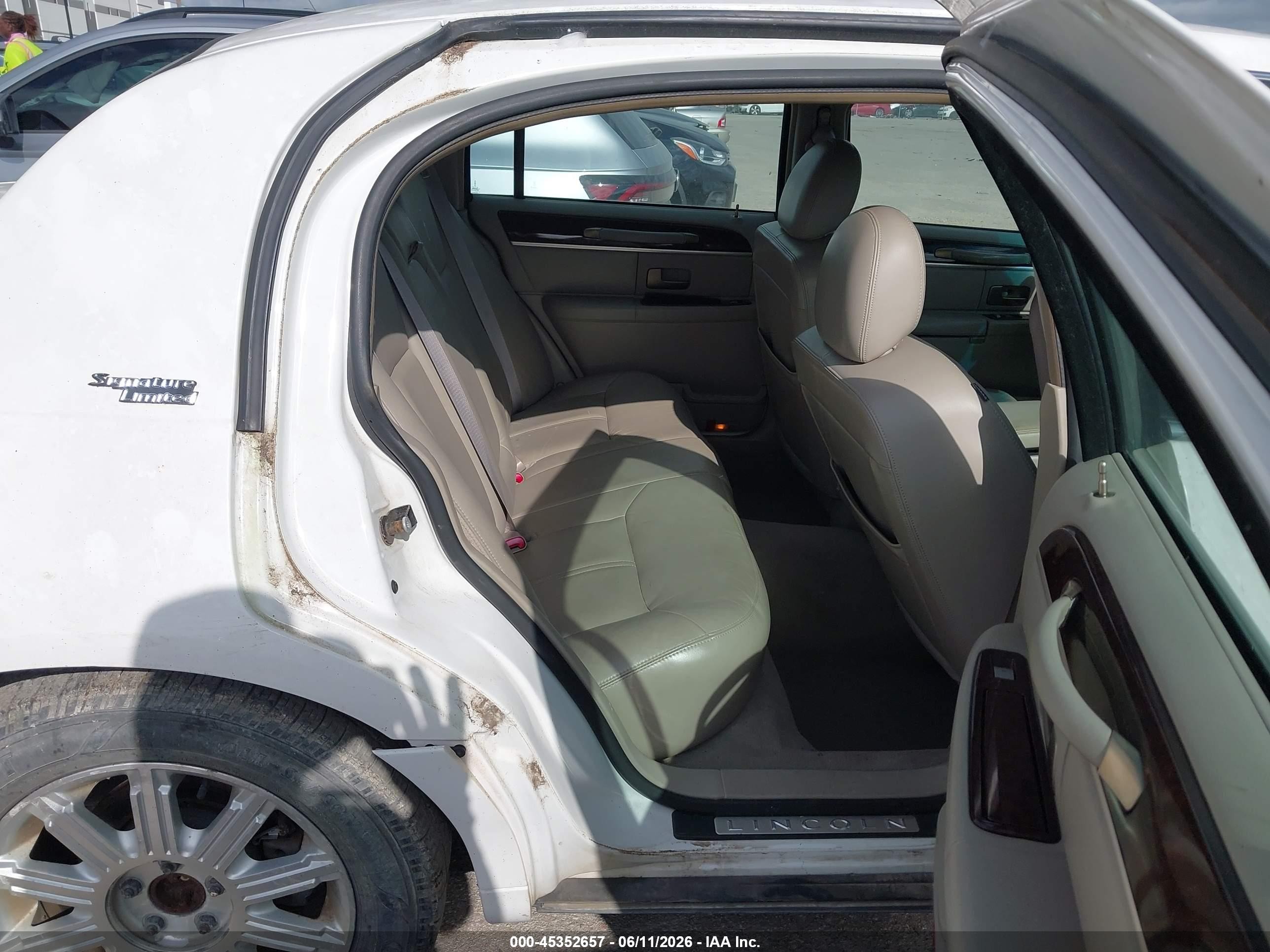 2009 Lincoln Town Car Signature Limited White vin: 2LNHM82V69X630274