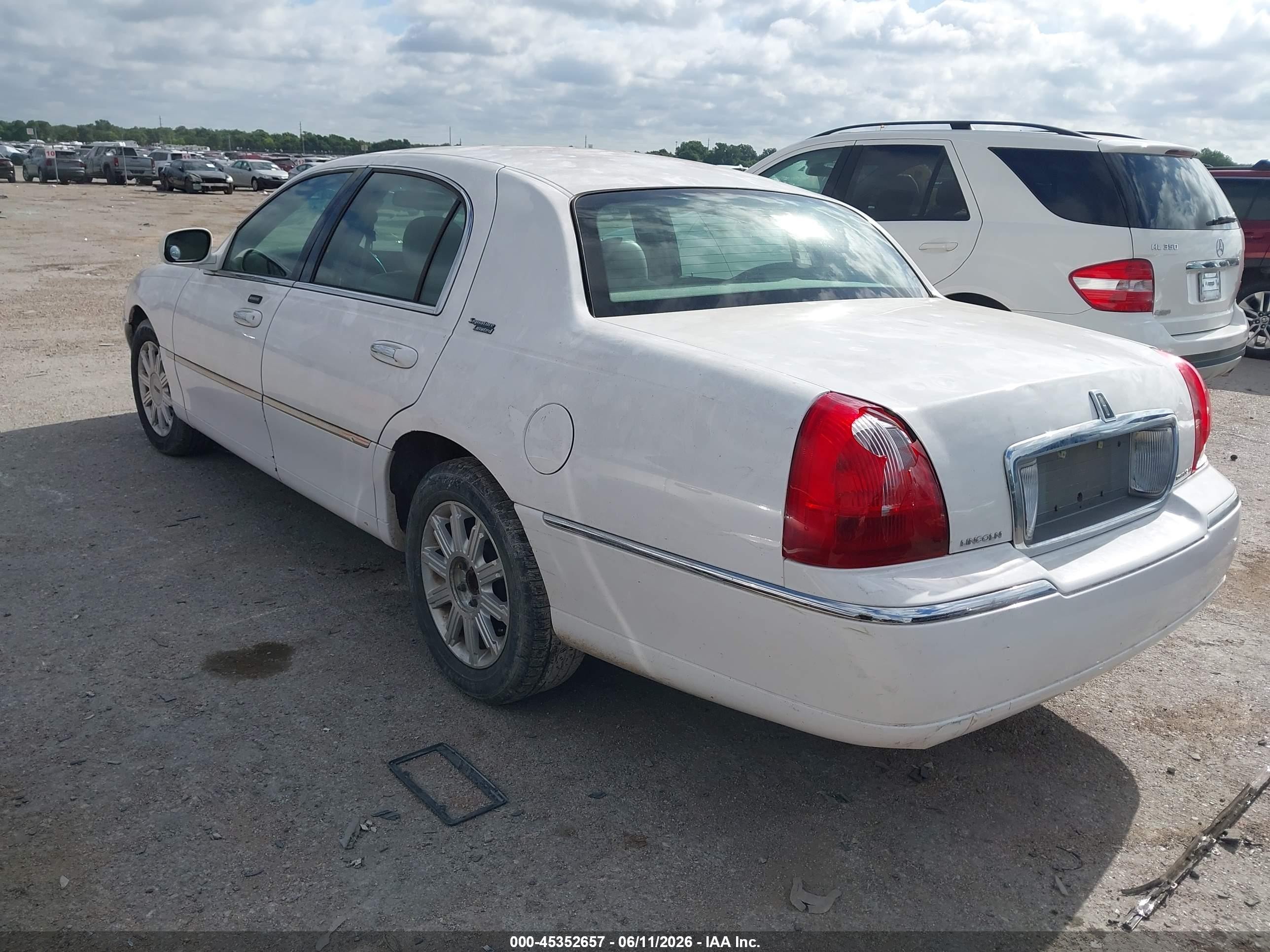 2009 Lincoln Town Car Signature Limited White vin: 2LNHM82V69X630274