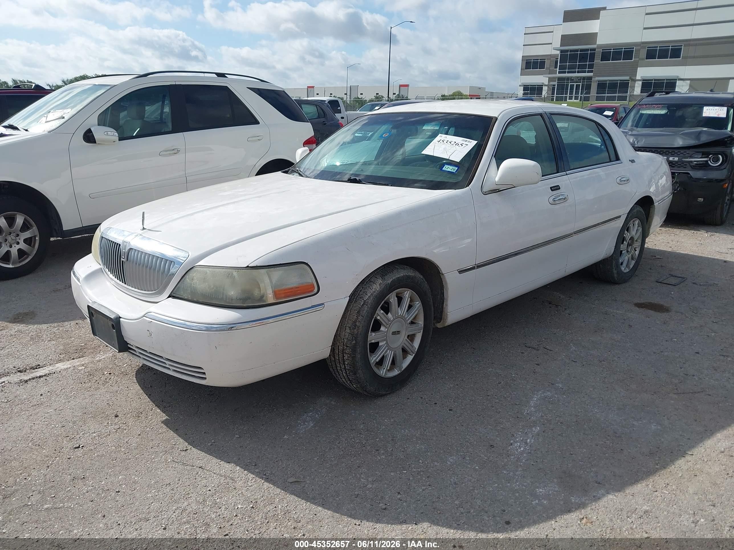 2009 Lincoln Town Car Signature Limited White vin: 2LNHM82V69X630274