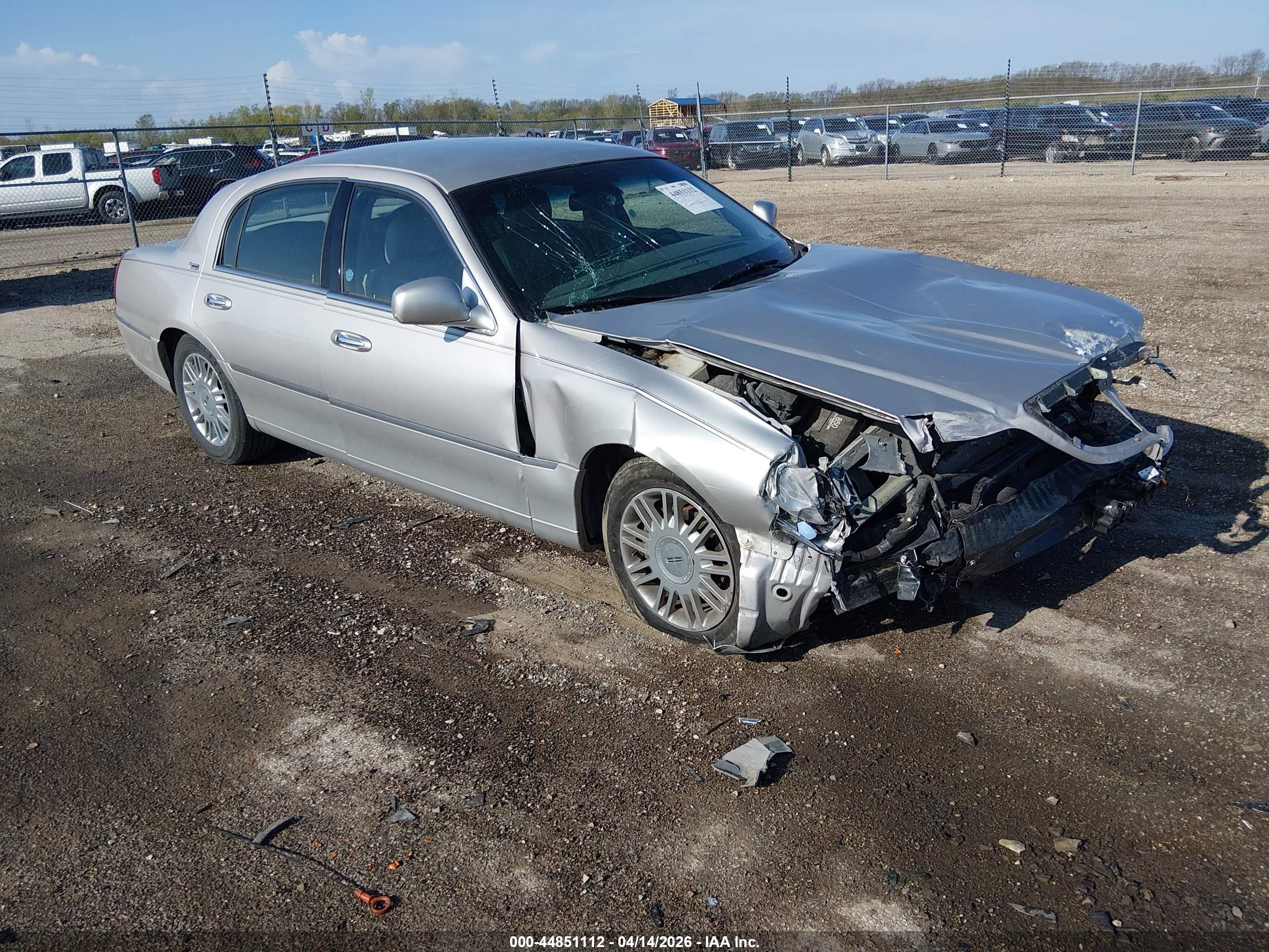 2009 Lincoln Town Car Signature Limited Silver vin: 2LNHM82V69X633661