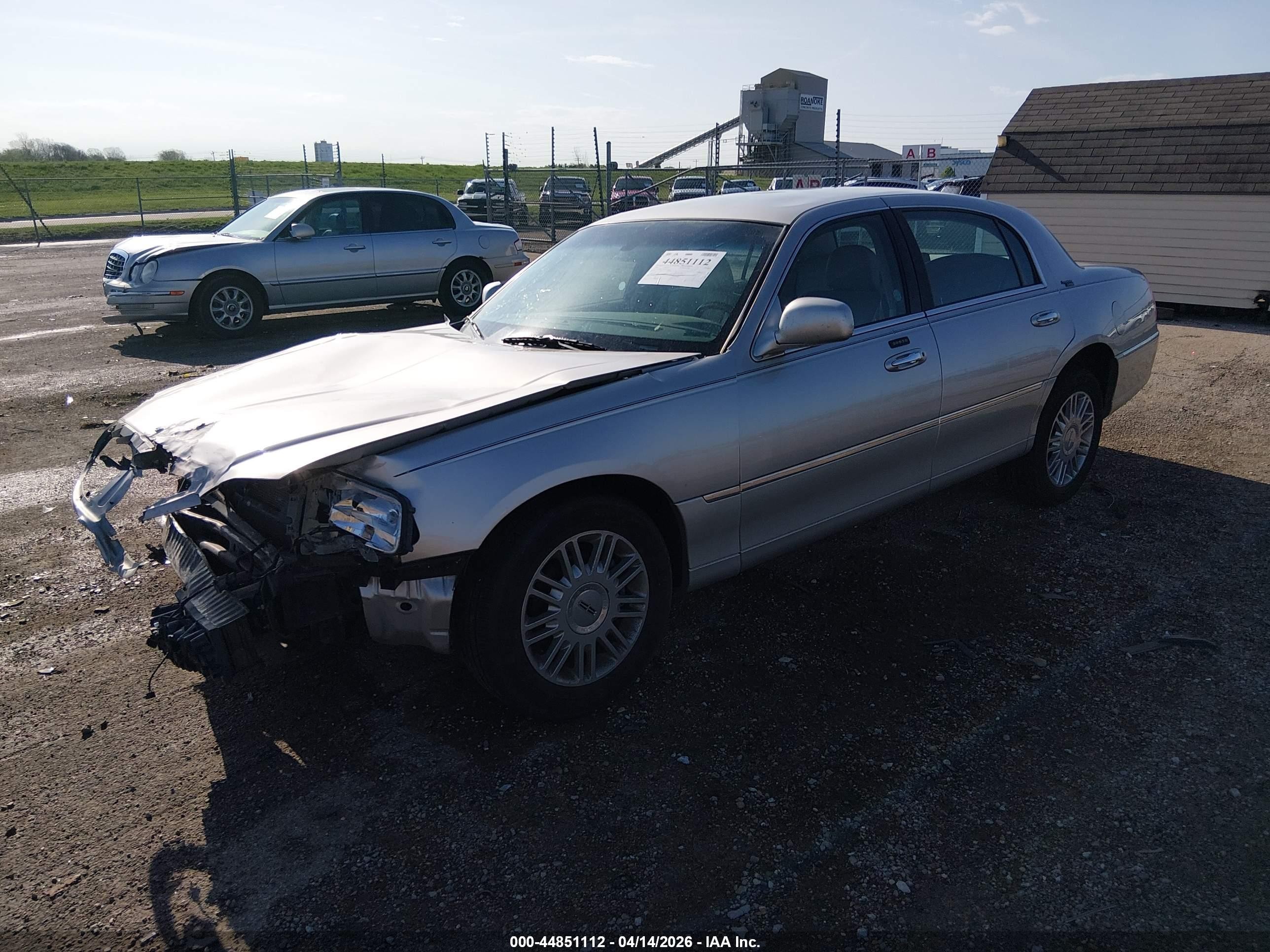 2009 Lincoln Town Car Signature Limited Silver vin: 2LNHM82V69X633661