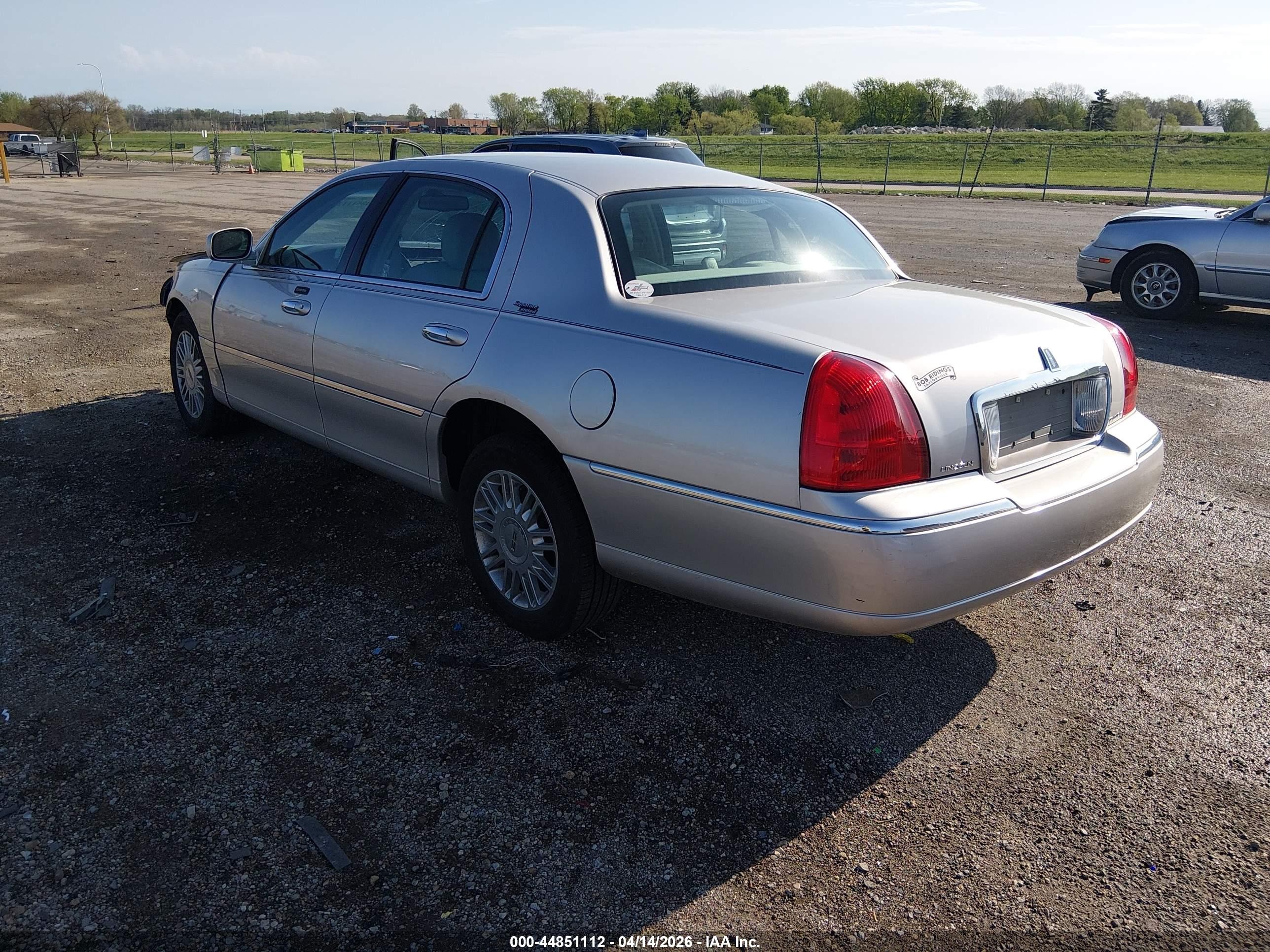 2009 Lincoln Town Car Signature Limited Silver vin: 2LNHM82V69X633661